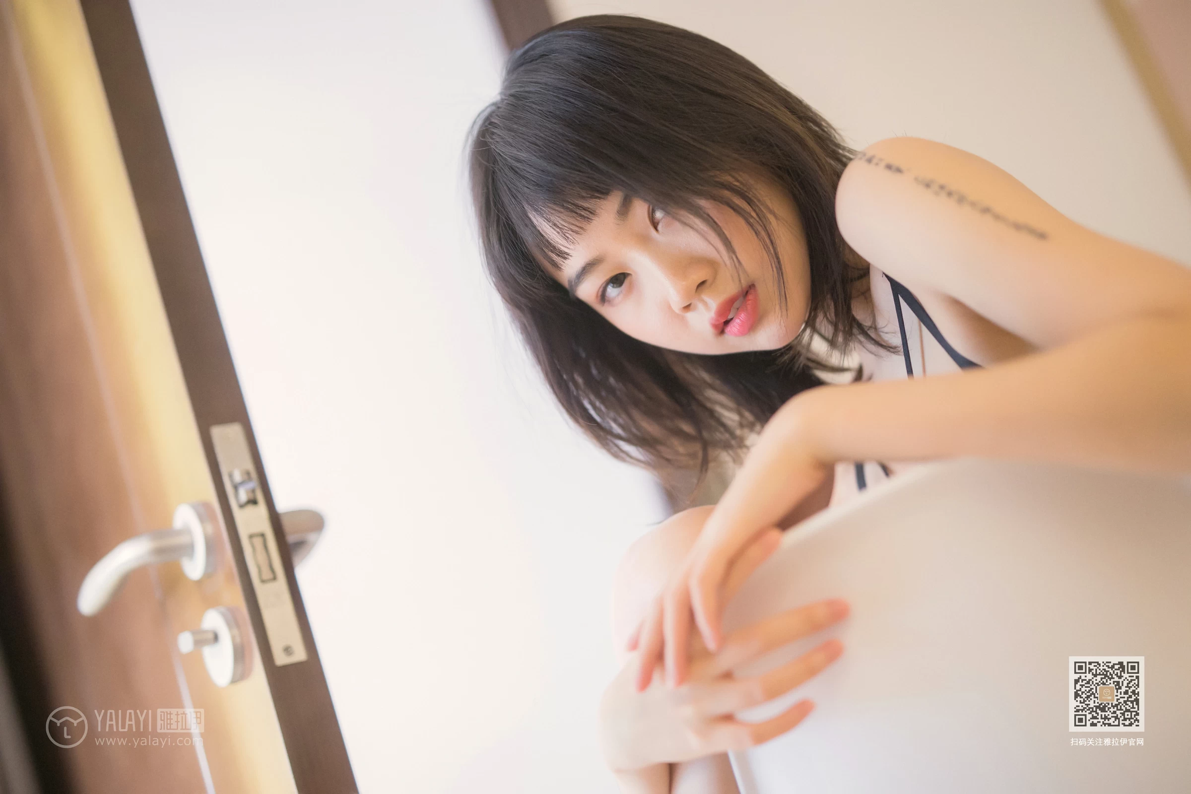 [YALAYI雅拉伊]Vol.575 剥开我的心 粉粉 黑色蕾丝内衣居家性感私房写真集第16张