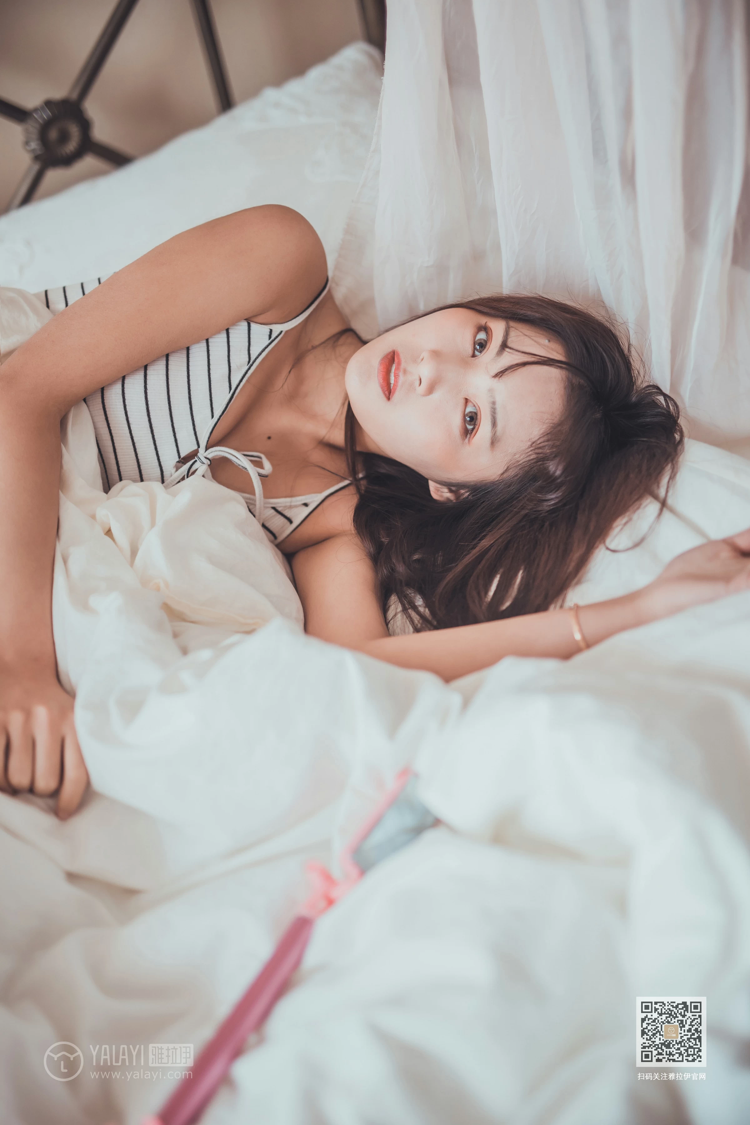 [YALAYI雅拉伊]Vol.581 不想起床 唐芯 白色性感小背心居家私房写真集第9张