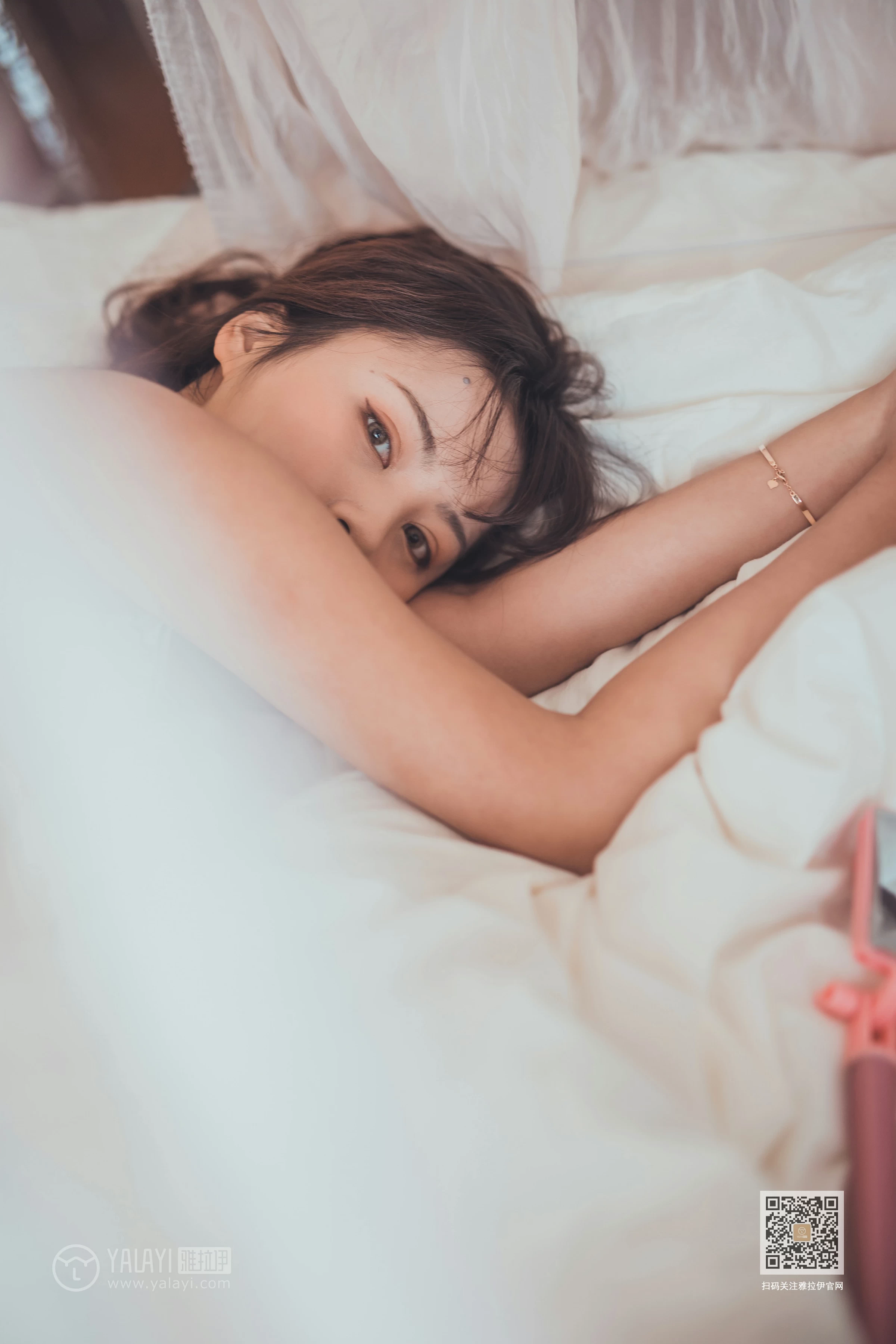 [YALAYI雅拉伊]Vol.581 不想起床 唐芯 白色性感小背心居家私房写真集第10张
