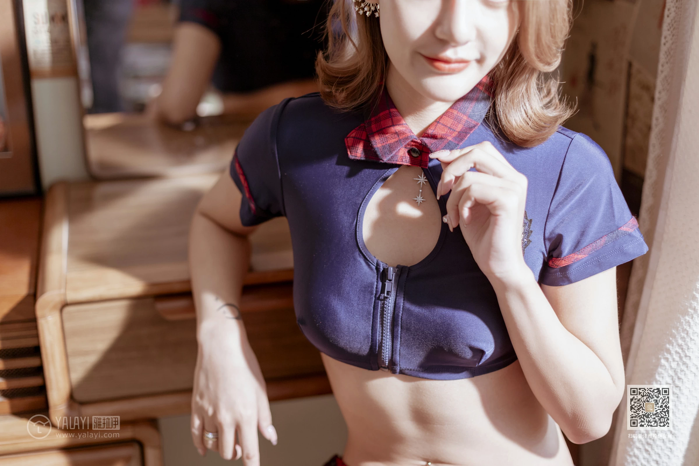 [YALAYI雅拉伊]Vol.585 苏格兰风情 刘子炀 情趣制服与短裙加黑丝美腿性感私房写真集第3张