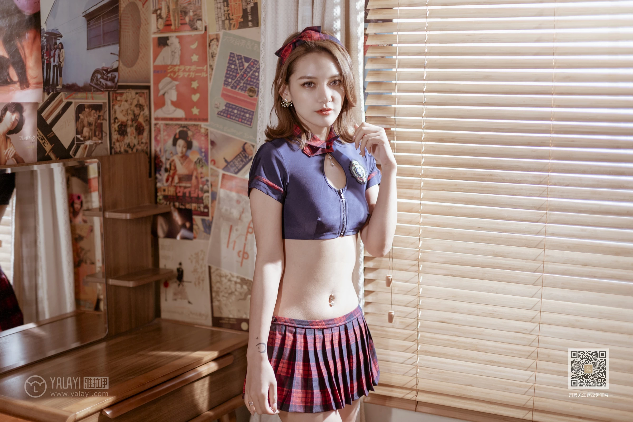 [YALAYI雅拉伊]Vol.585 苏格兰风情 刘子炀 情趣制服与短裙加黑丝美腿性感私房写真集第4张