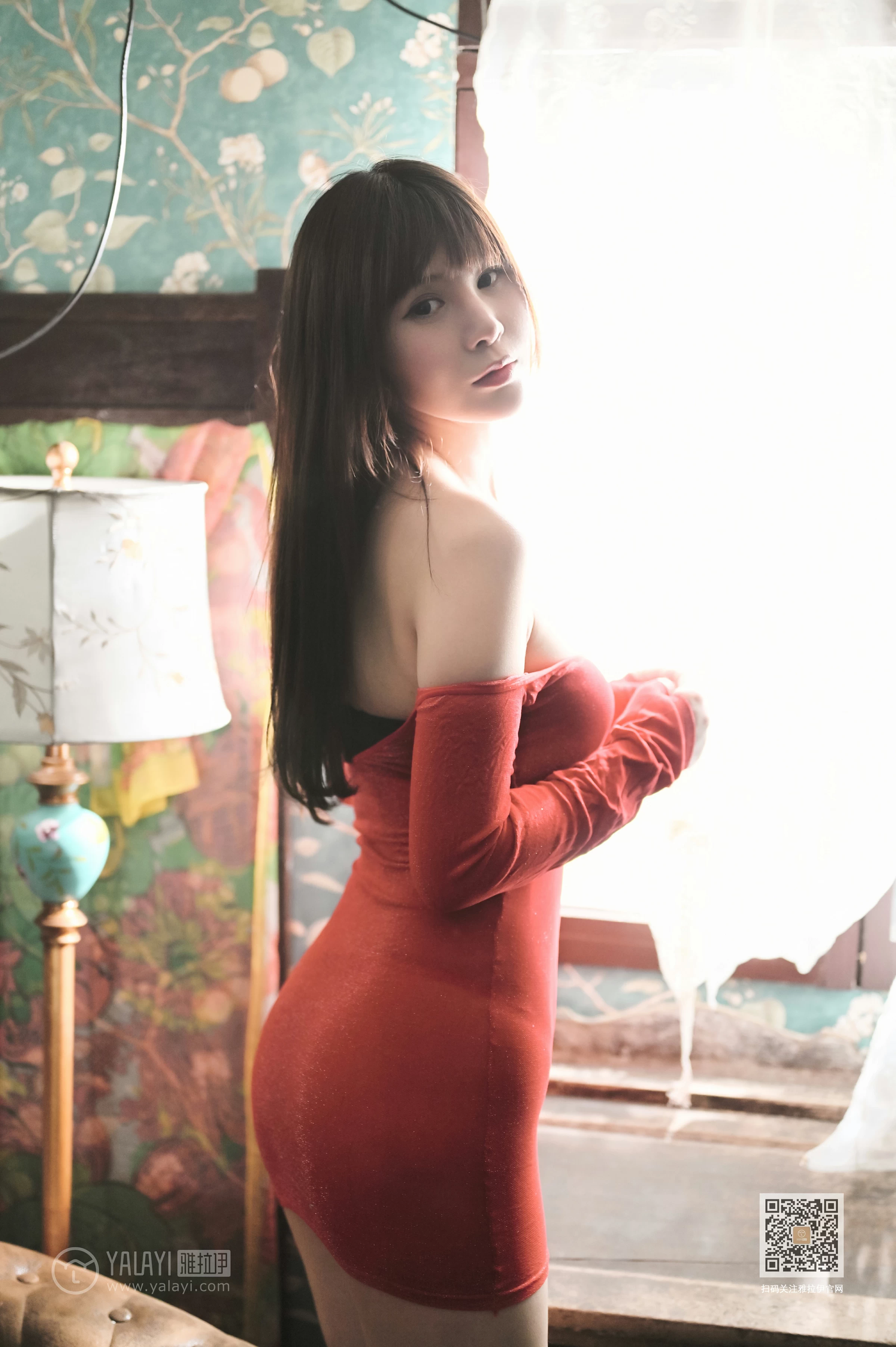 [YALAYI雅拉伊]Vol.589 怒放 斯雯 红色紧身裸背连衣裙居家性感私房写真集第14张