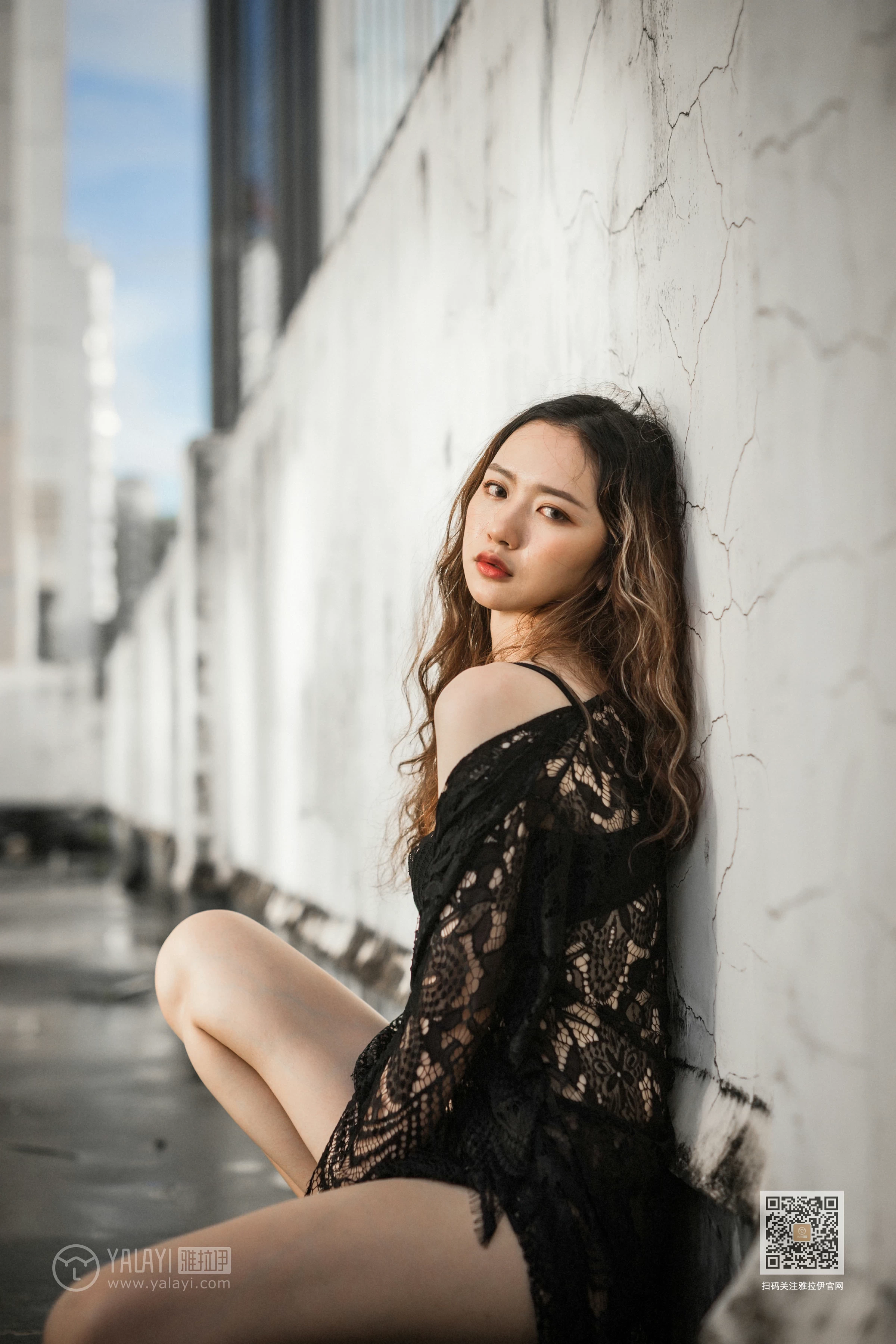 [YALAYI雅拉伊]Vol.590 下坠 晓琳 黑色透视镂空睡衣加黑色蕾丝内衣性感私房写真集第3张