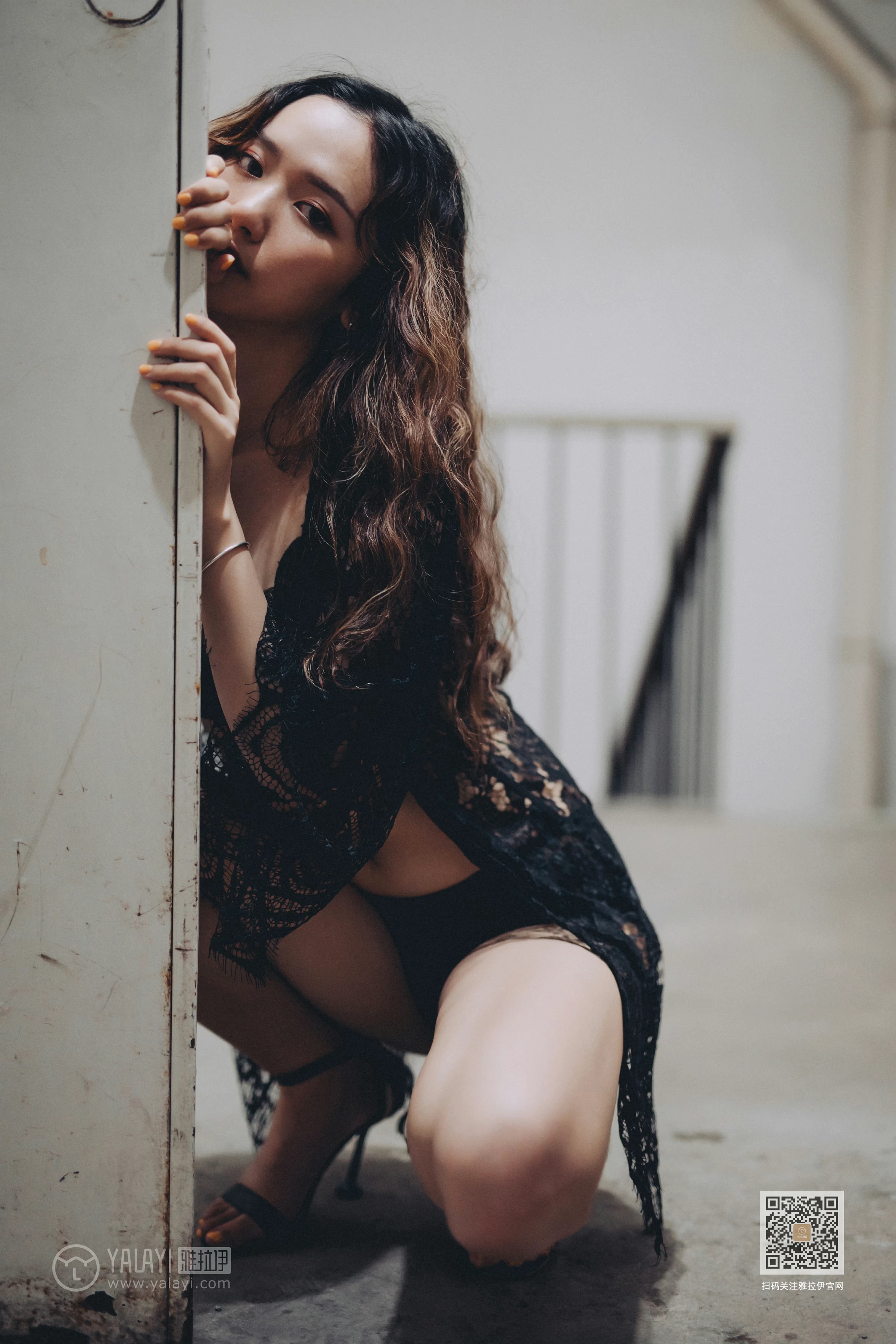 [YALAYI雅拉伊]Vol.590 下坠 晓琳 黑色透视镂空睡衣加黑色蕾丝内衣性感私房写真集第4张