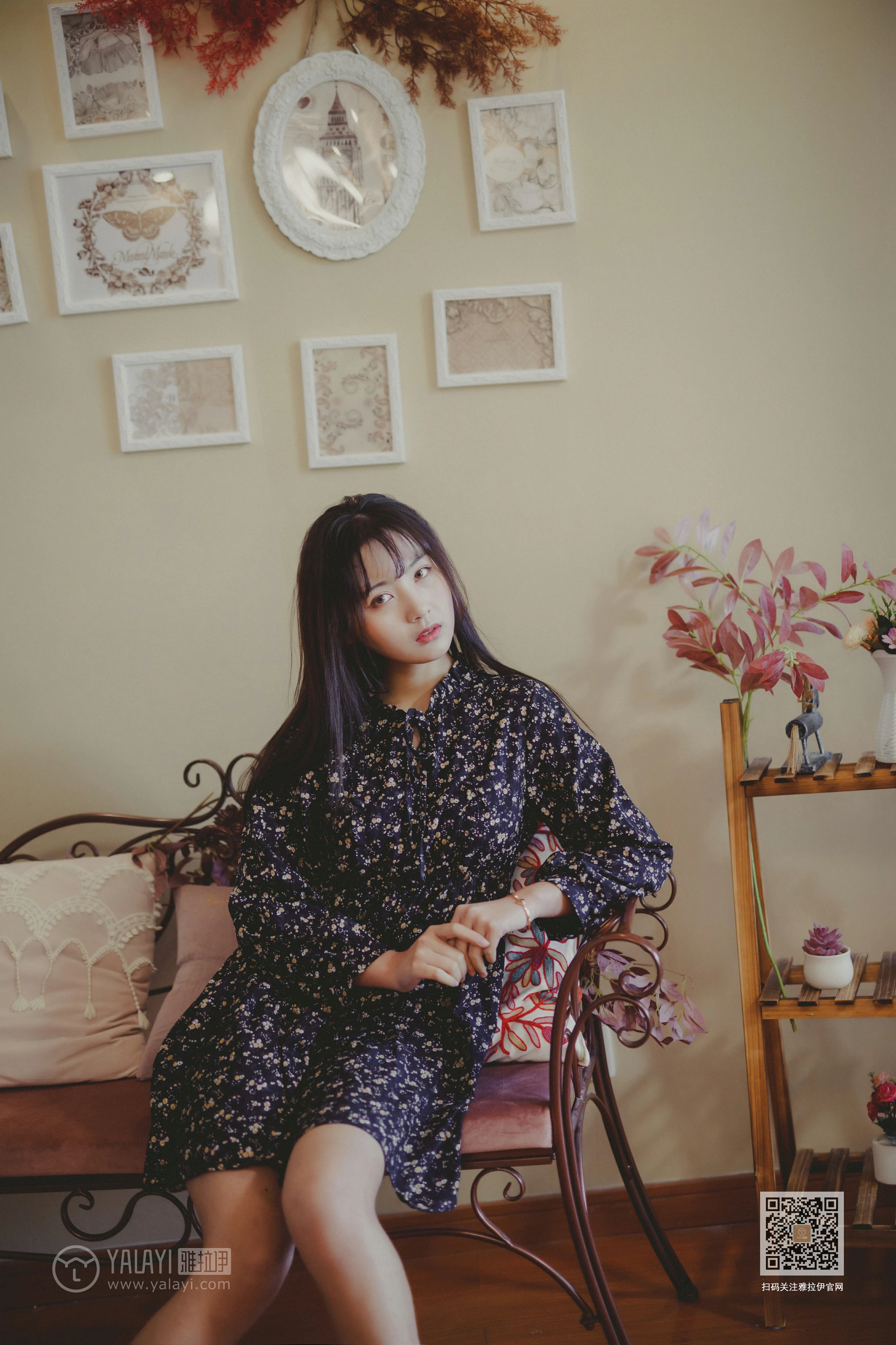 [YALAYI雅拉伊]Vol.593 南方姑娘 唐芯 黑色连衣裙居家私房写真集第1张