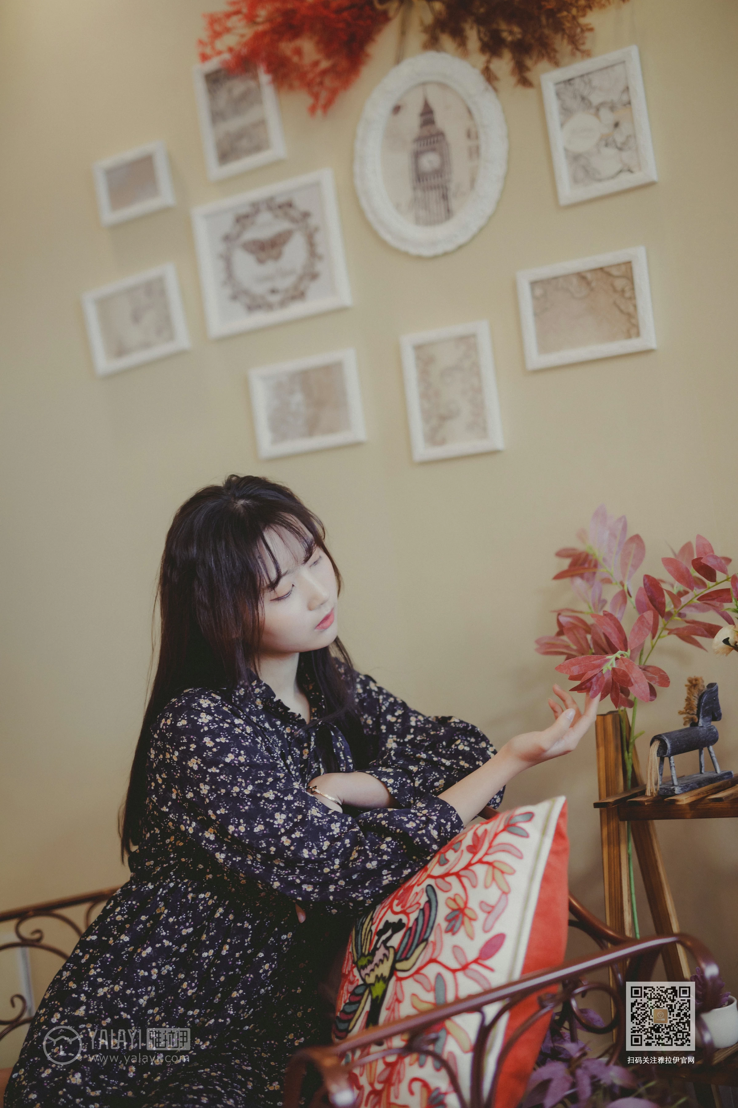 [YALAYI雅拉伊]Vol.593 南方姑娘 唐芯 黑色连衣裙居家私房写真集第5张