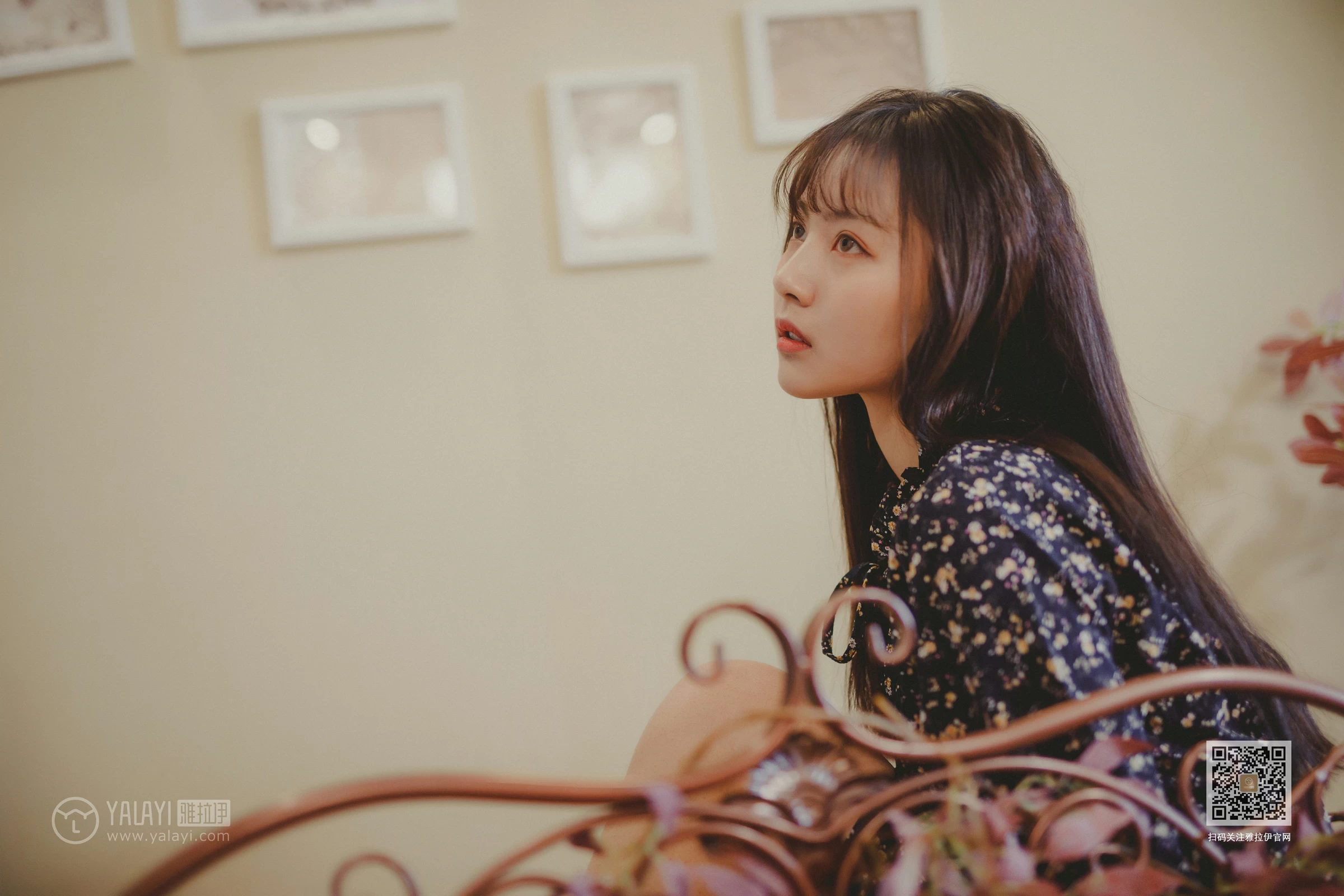 [YALAYI雅拉伊]Vol.593 南方姑娘 唐芯 黑色连衣裙居家私房写真集第10张