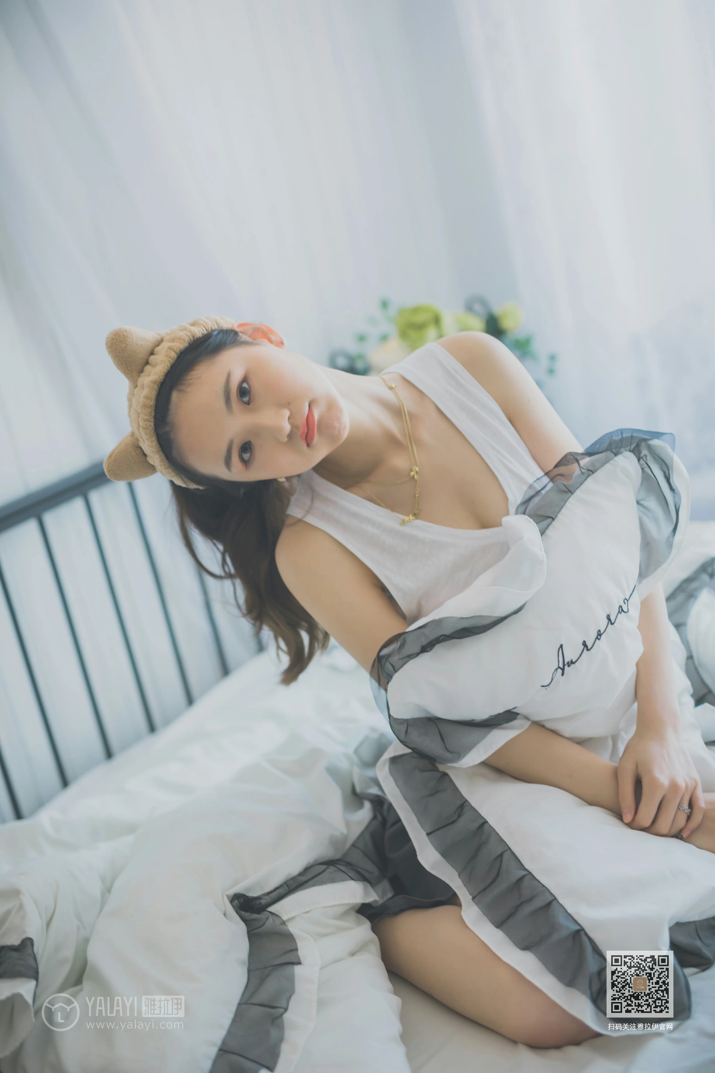 [YALAYI雅拉伊]Vol.596 超床啦！ 尹梦 白色背心加黑色短裙清纯可爱私房写真集第1张