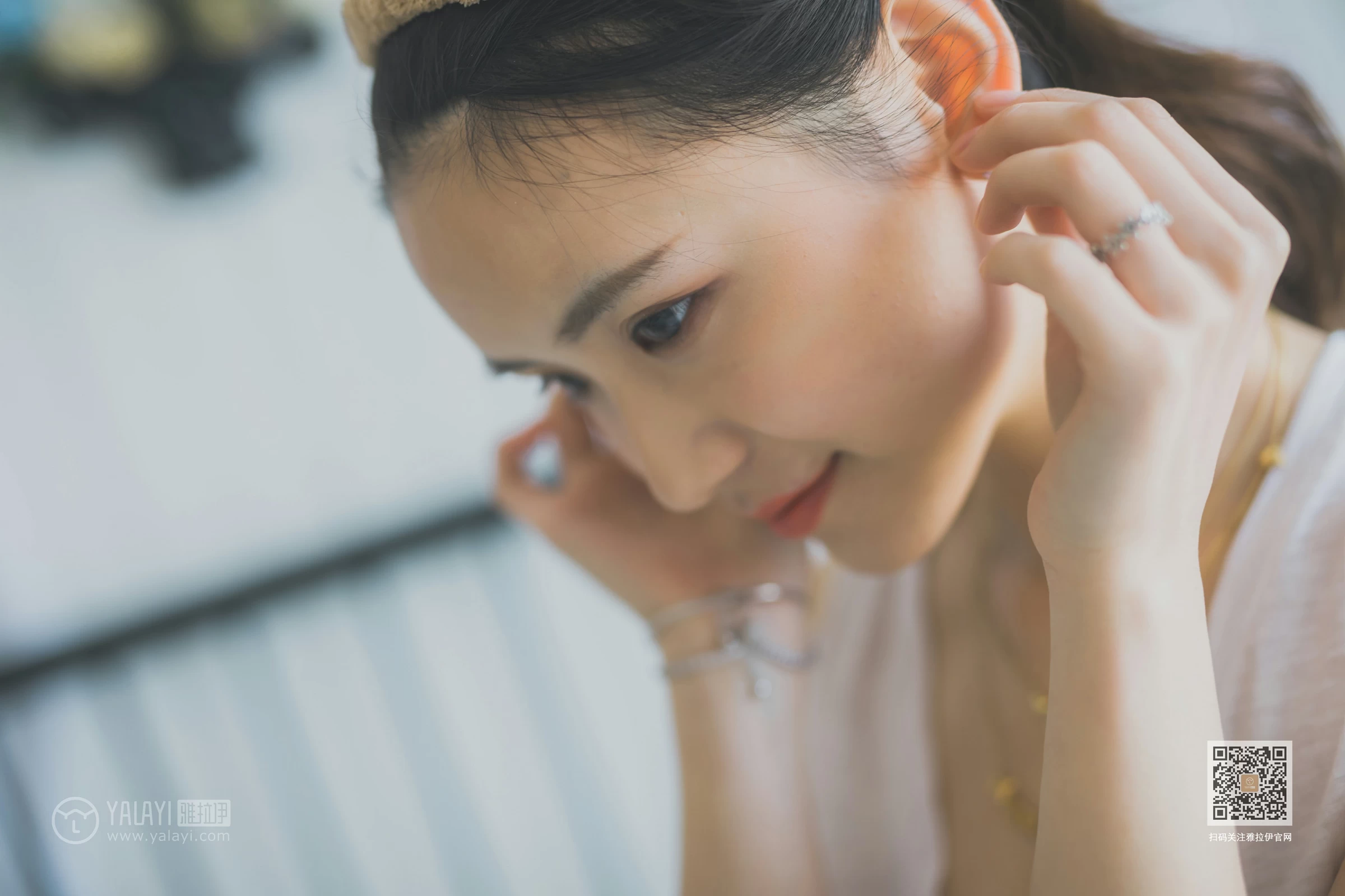 [YALAYI雅拉伊]Vol.596 超床啦！ 尹梦 白色背心加黑色短裙清纯可爱私房写真集第4张