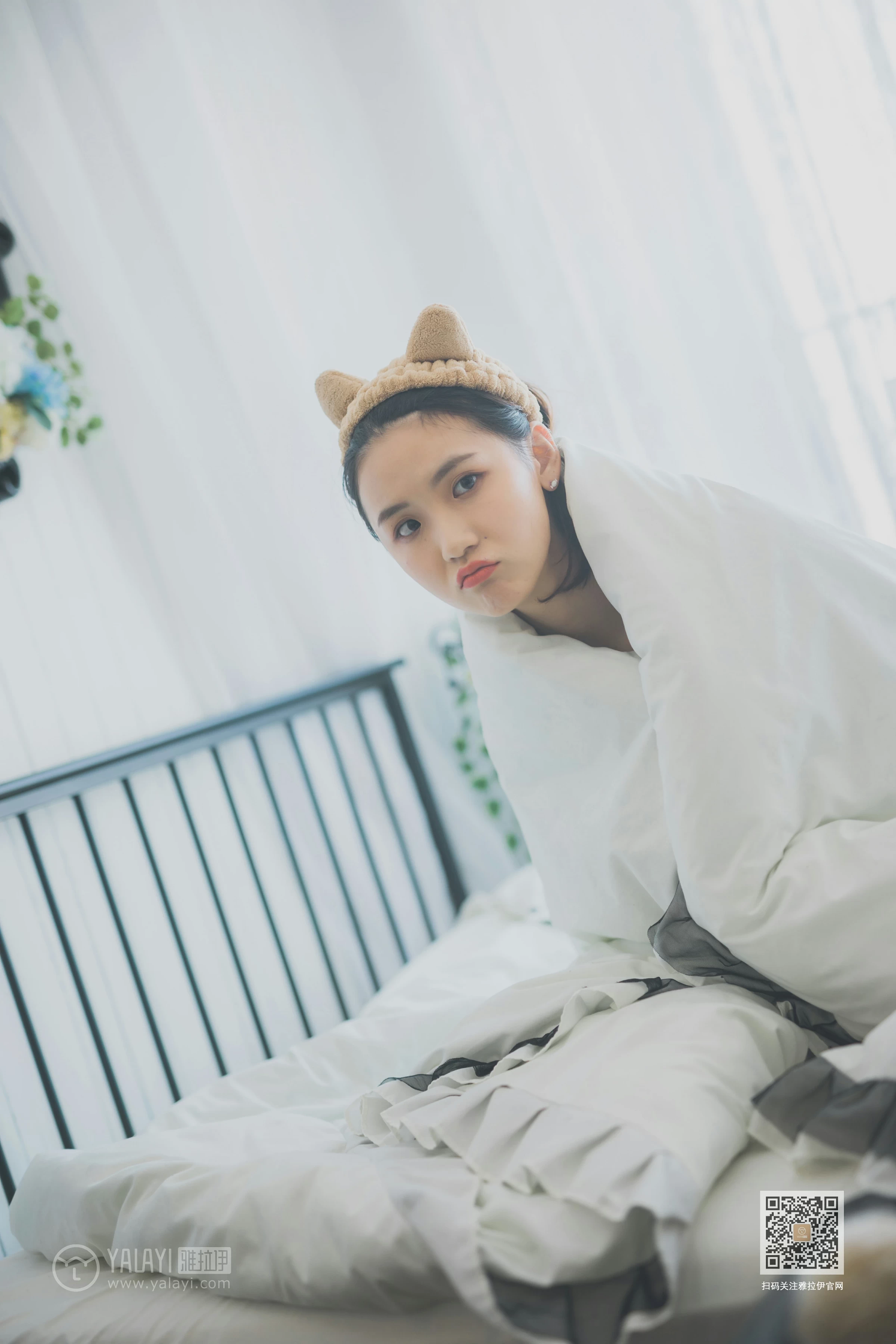 [YALAYI雅拉伊]Vol.596 超床啦！ 尹梦 白色背心加黑色短裙清纯可爱私房写真集第4张