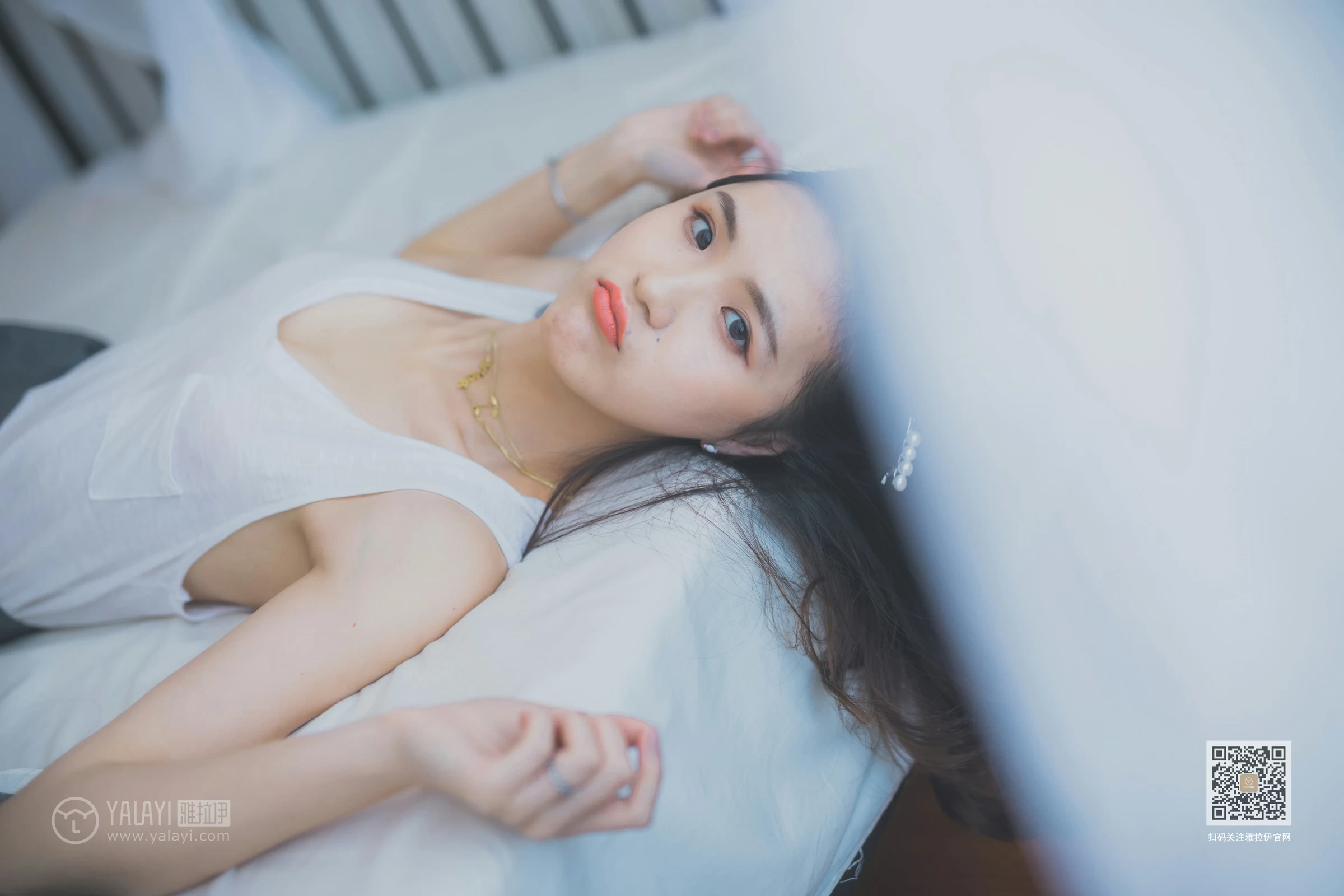 [YALAYI雅拉伊]Vol.596 超床啦！ 尹梦 白色背心加黑色短裙清纯可爱私房写真集第9张