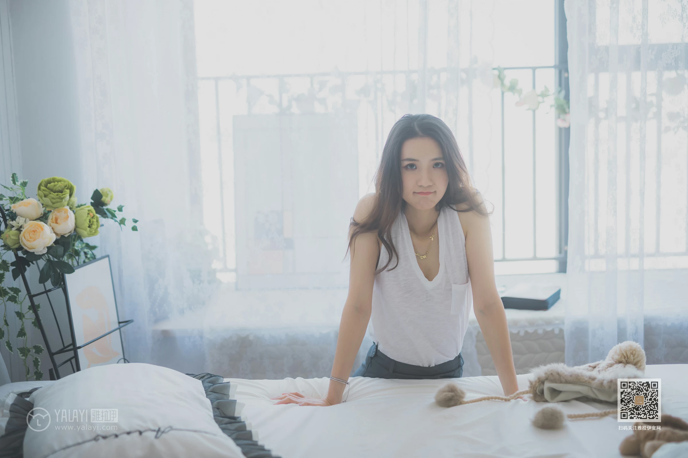 [YALAYI雅拉伊]Vol.596 超床啦！ 尹梦 白色背心加黑色短裙清纯可爱私房写真集第10张