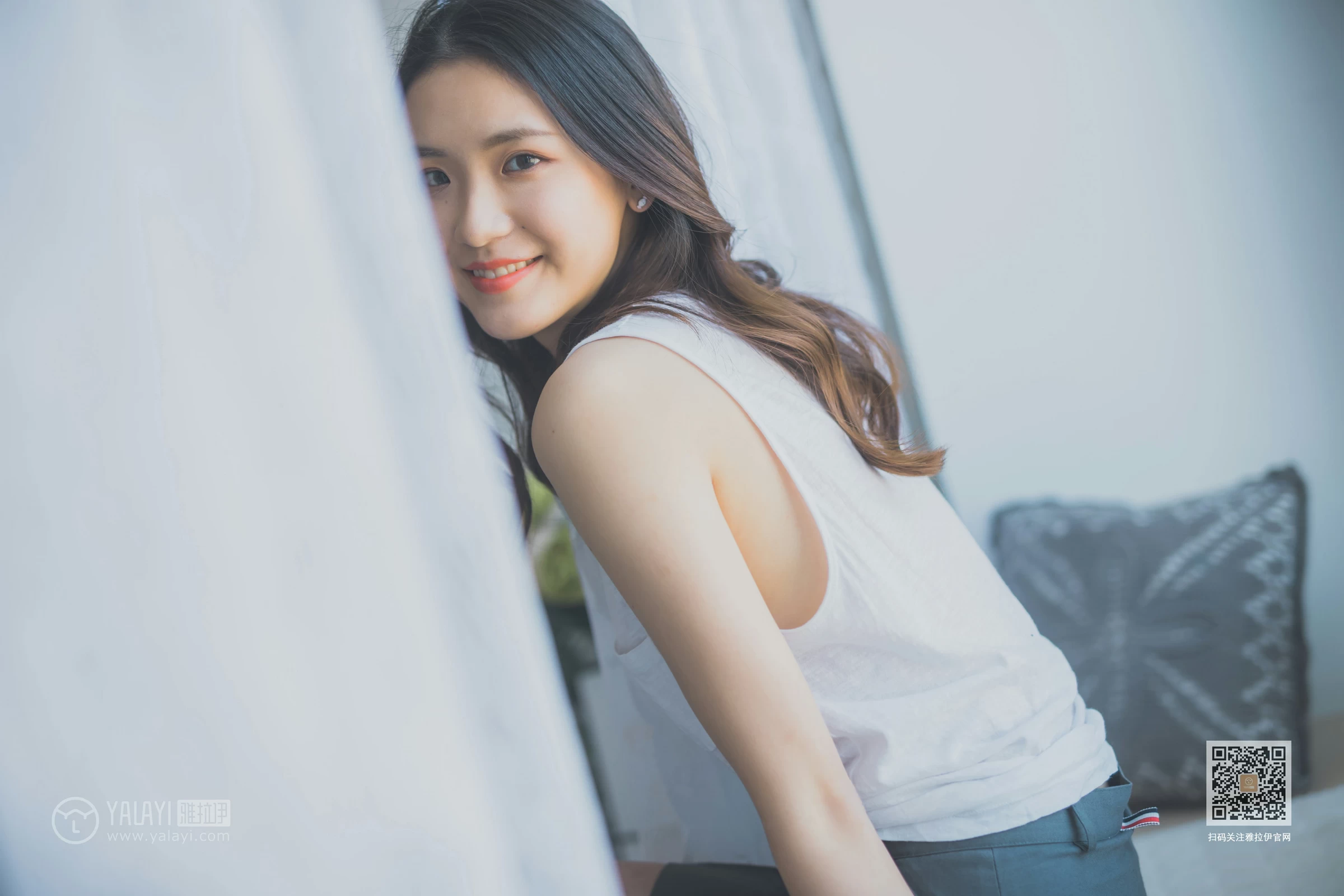 [YALAYI雅拉伊]Vol.596 超床啦！ 尹梦 白色背心加黑色短裙清纯可爱私房写真集第11张