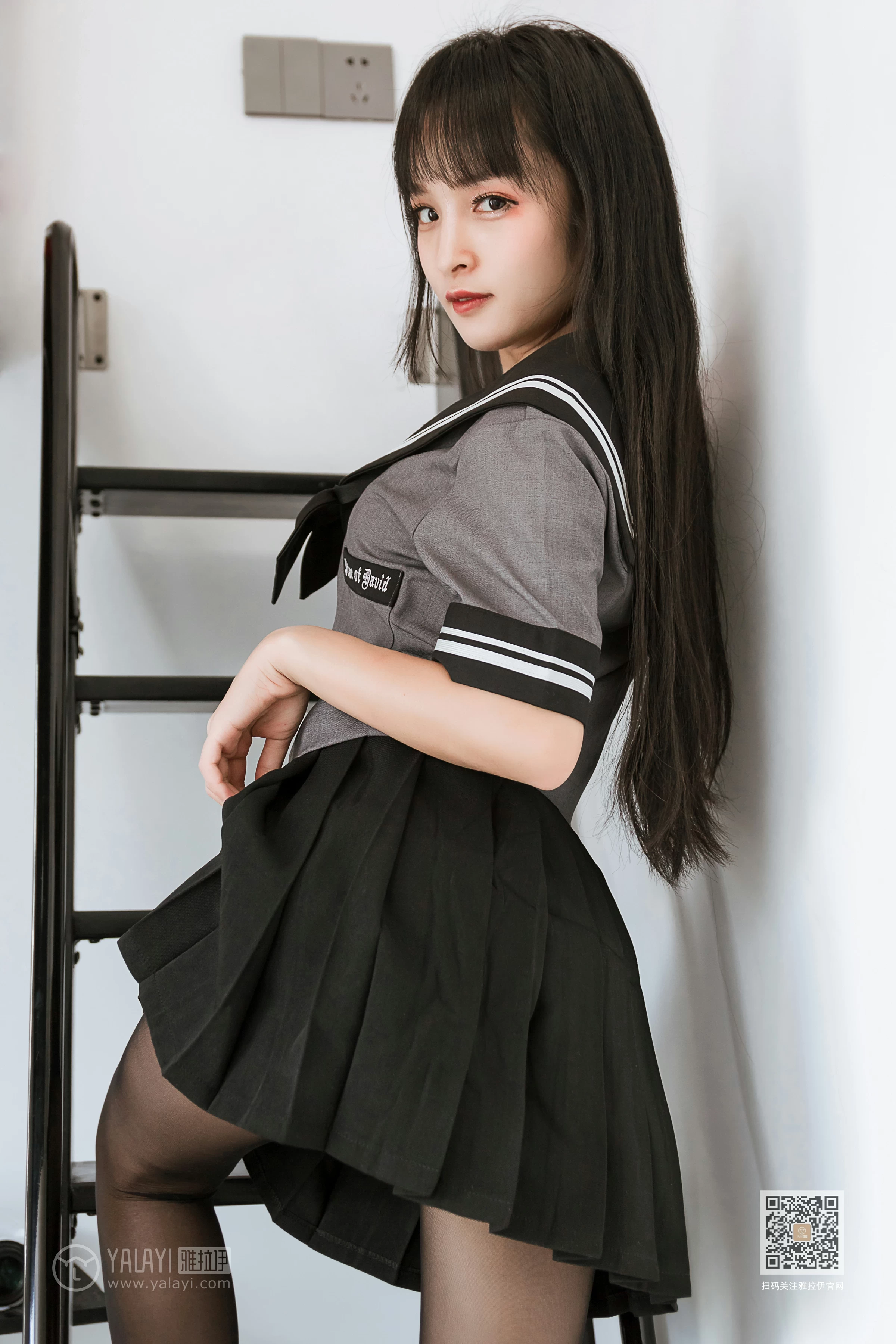 [YALAYI雅拉伊]Vol.600 疯狂的JK学妹 艾丽 灰色制服与黑色短裙加黑丝美腿性感私房写真集第1张