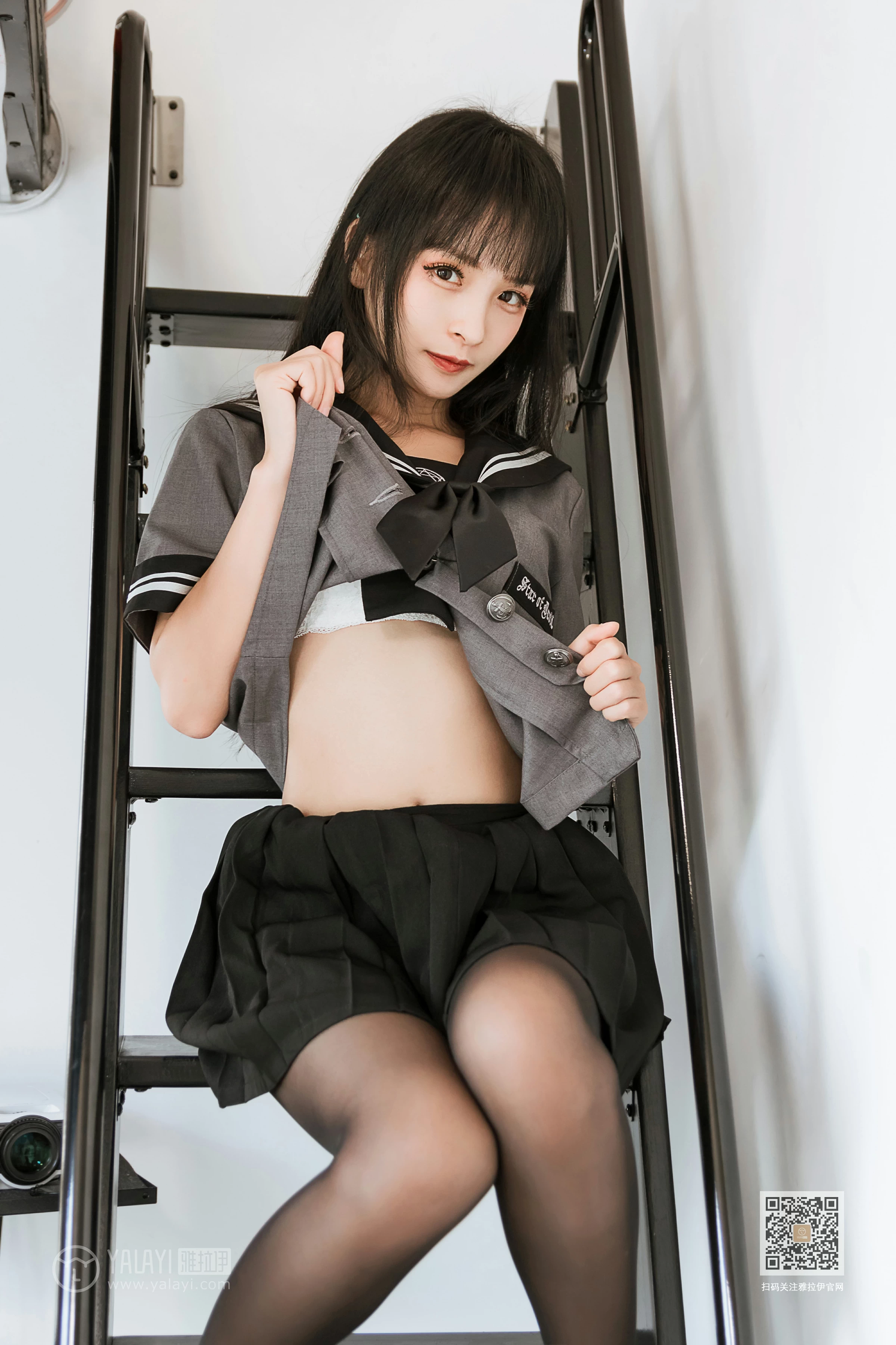 [YALAYI雅拉伊]Vol.600 疯狂的JK学妹 艾丽 灰色制服与黑色短裙加黑丝美腿性感私房写真集第3张