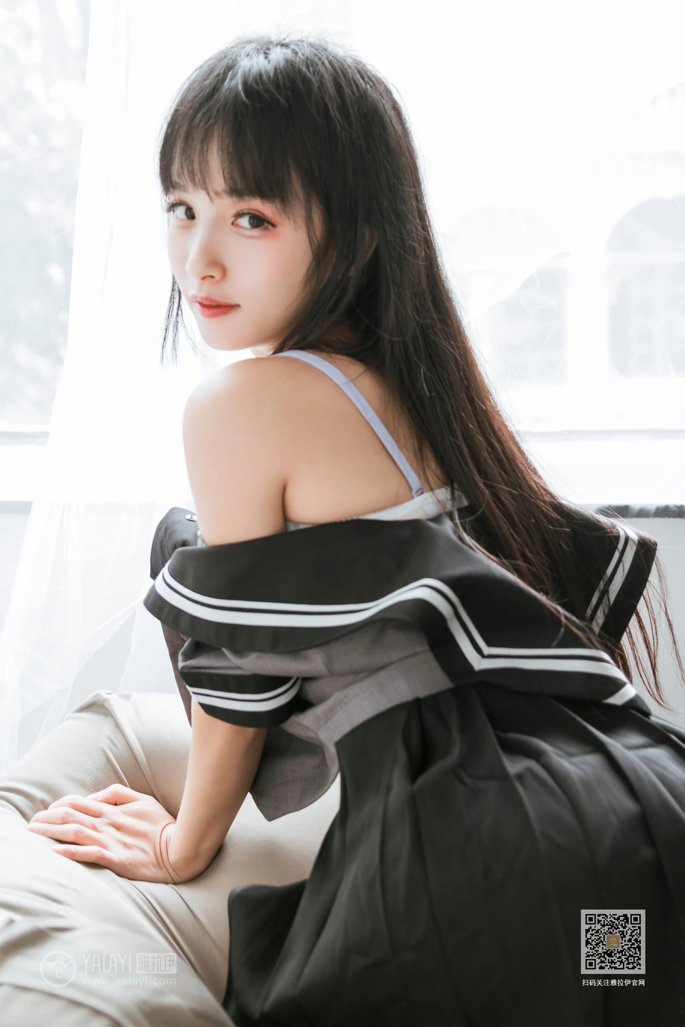 [YALAYI雅拉伊]Vol.600 疯狂的JK学妹 艾丽 灰色制服与黑色短裙加黑丝美腿性感私房写真集第12张