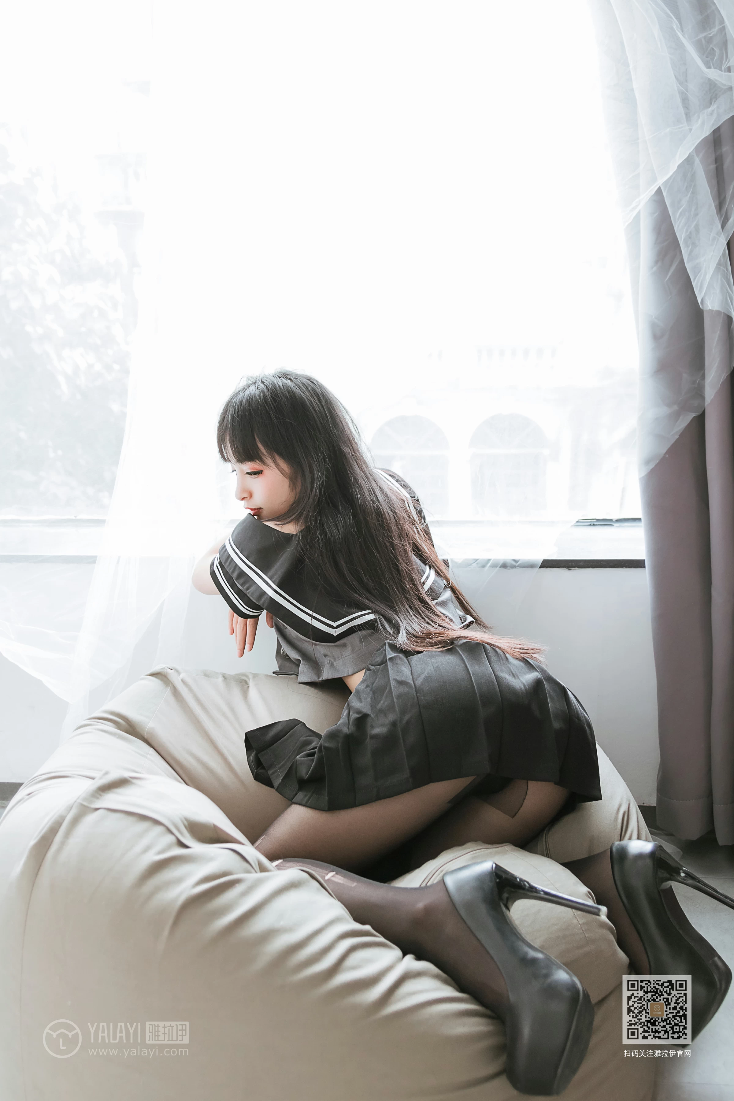 [YALAYI雅拉伊]Vol.600 疯狂的JK学妹 艾丽 灰色制服与黑色短裙加黑丝美腿性感私房写真集第13张