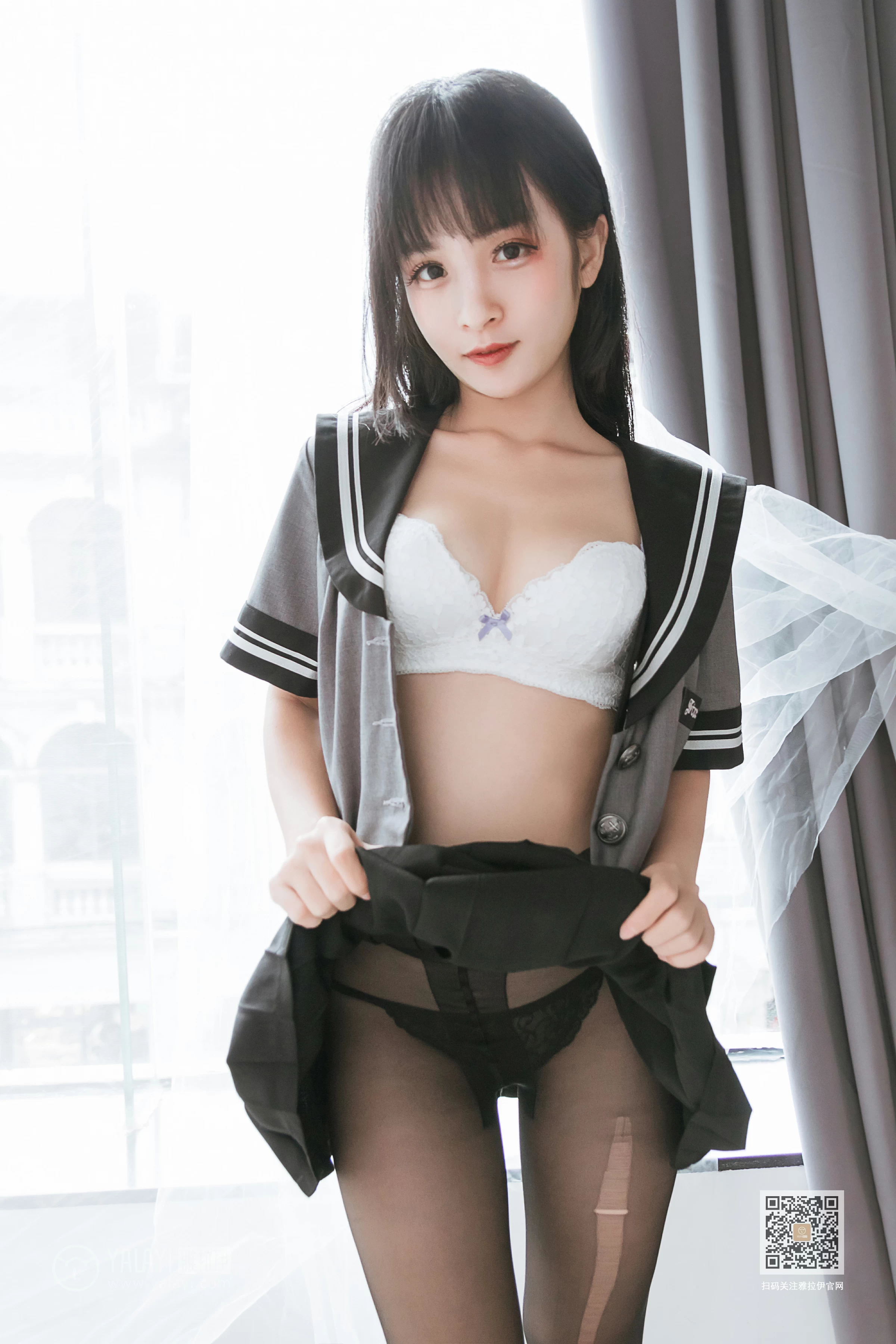 [YALAYI雅拉伊]Vol.600 疯狂的JK学妹 艾丽 灰色制服与黑色短裙加黑丝美腿性感私房写真集第15张