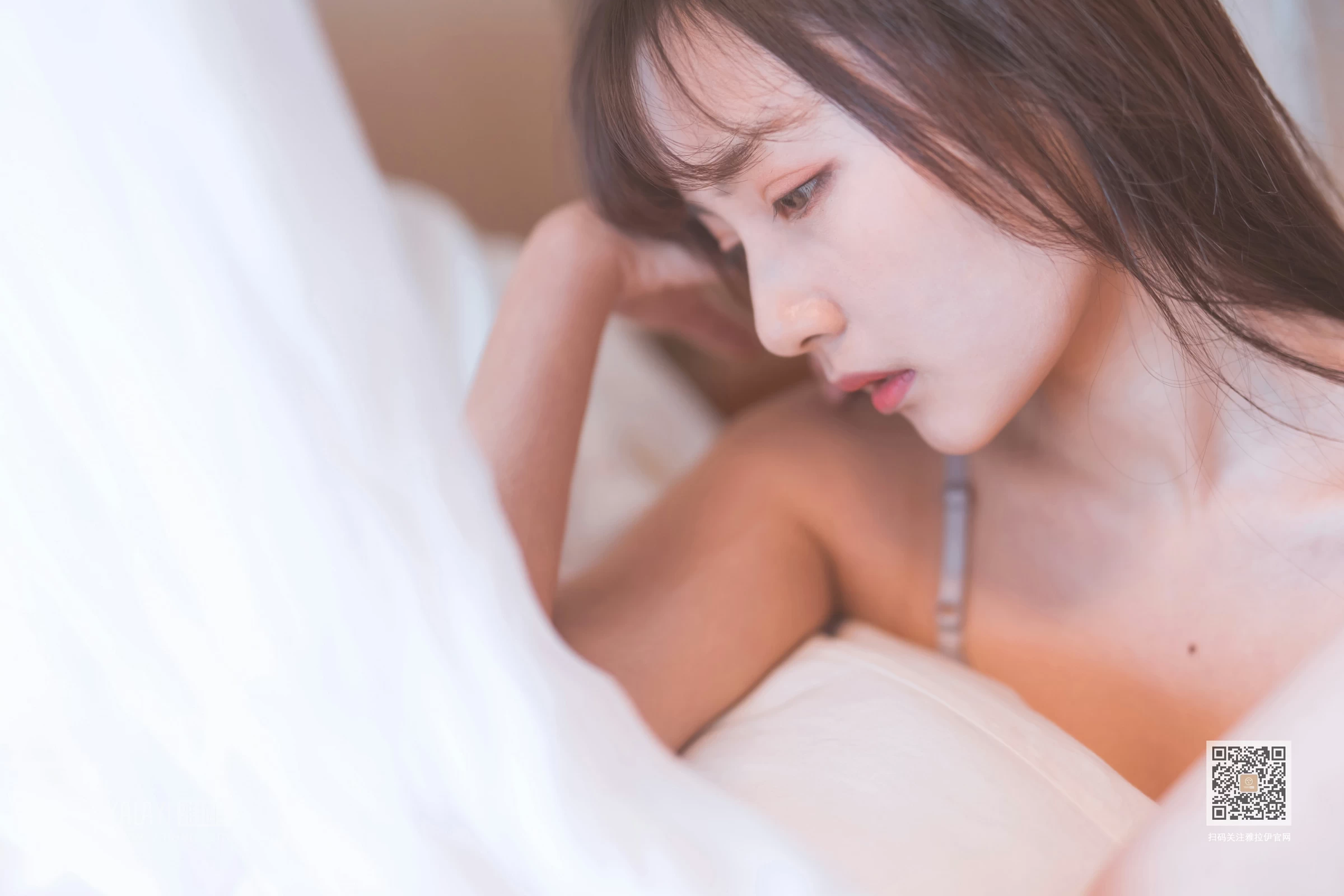 [YALAYI雅拉伊]NO.601 《受了点伤》 唐芯 灰色吊带裙加白色短裤性感私房写真集第5张