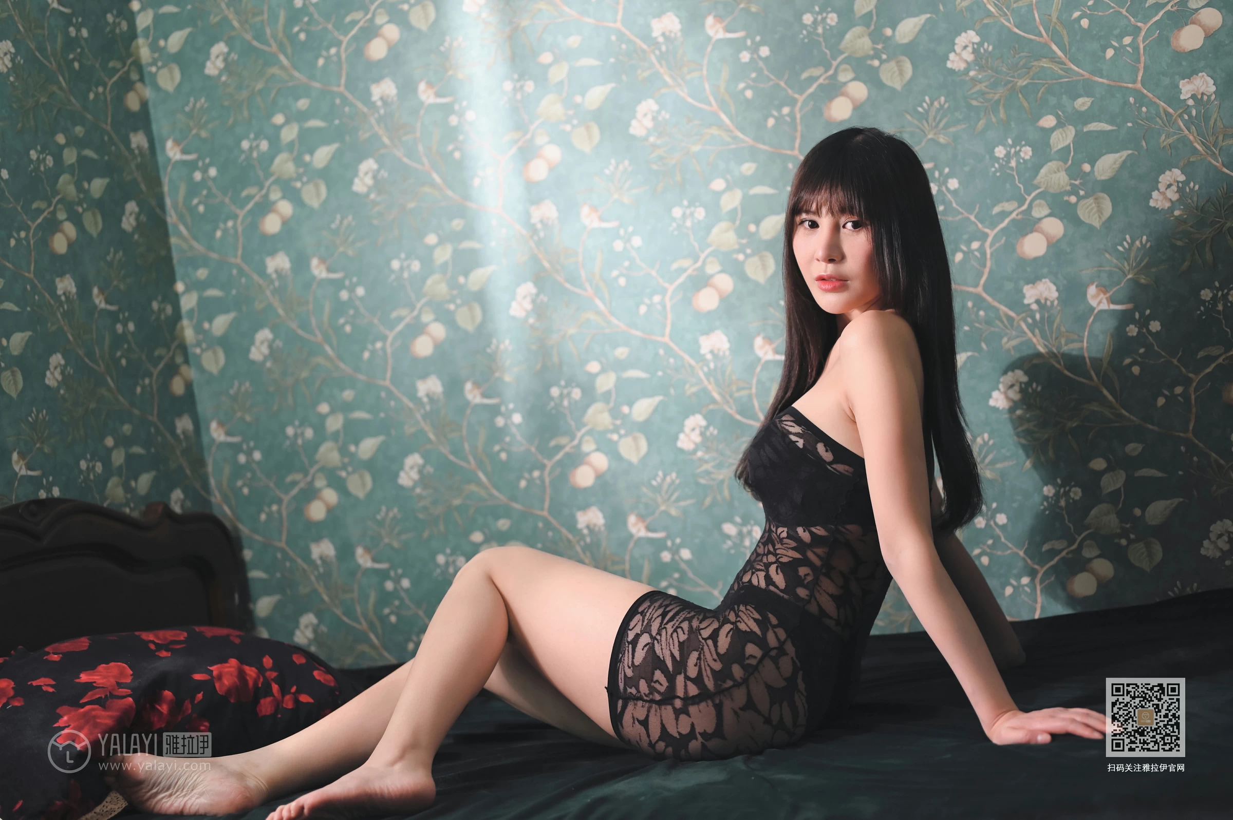 [YALAYI雅拉伊]NO.608 《怪你过份撩人》 斯雯 黑色紧身透视抹胸裙性感私房写真集第2张