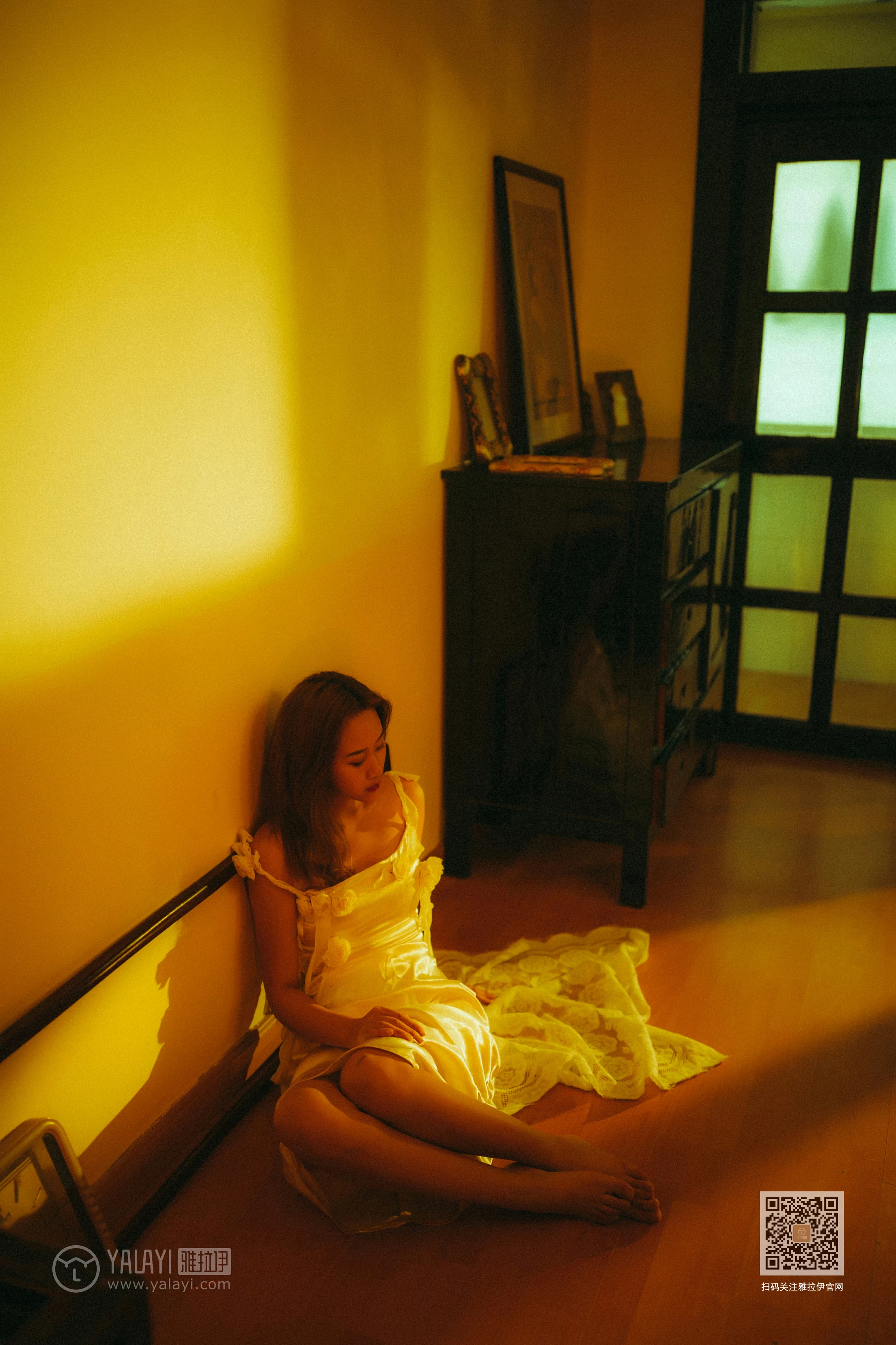 [YALAYI雅拉伊]NO.613 《对着暮光呢喃》 岳璐璐 白色吊带睡衣裙加白色内衣性感私房写真集第5张