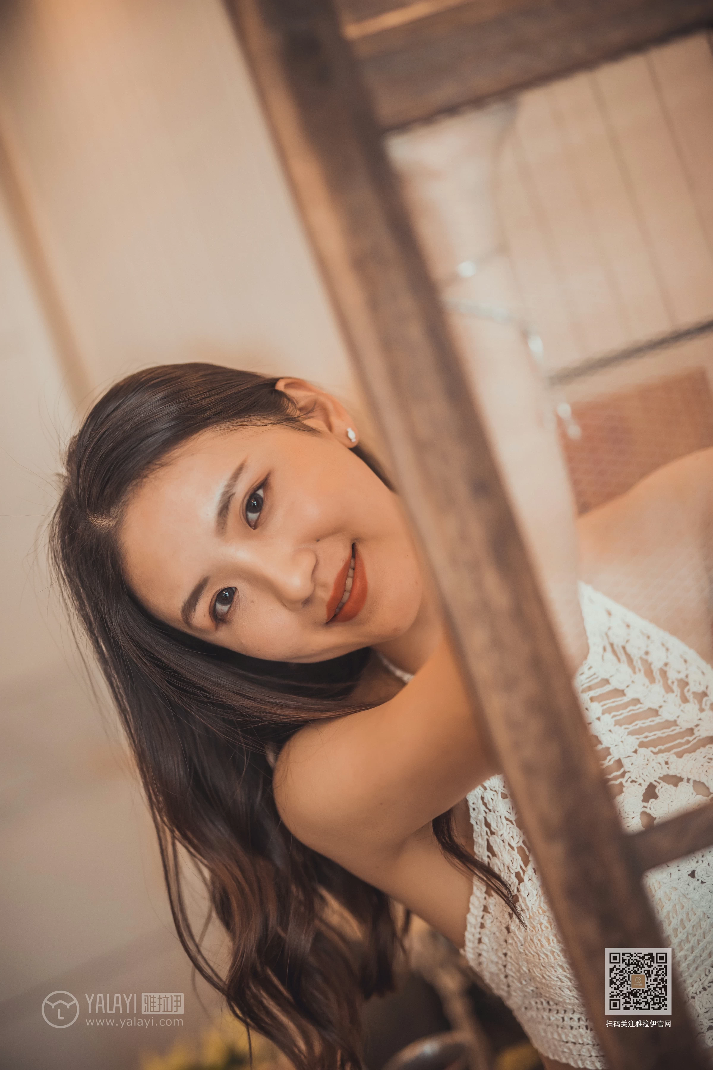 [YALAYI雅拉伊]NO.614 《我们约会吧》 尹梦 白色镂空内衣加灰色短裙性感私房写真集第7张