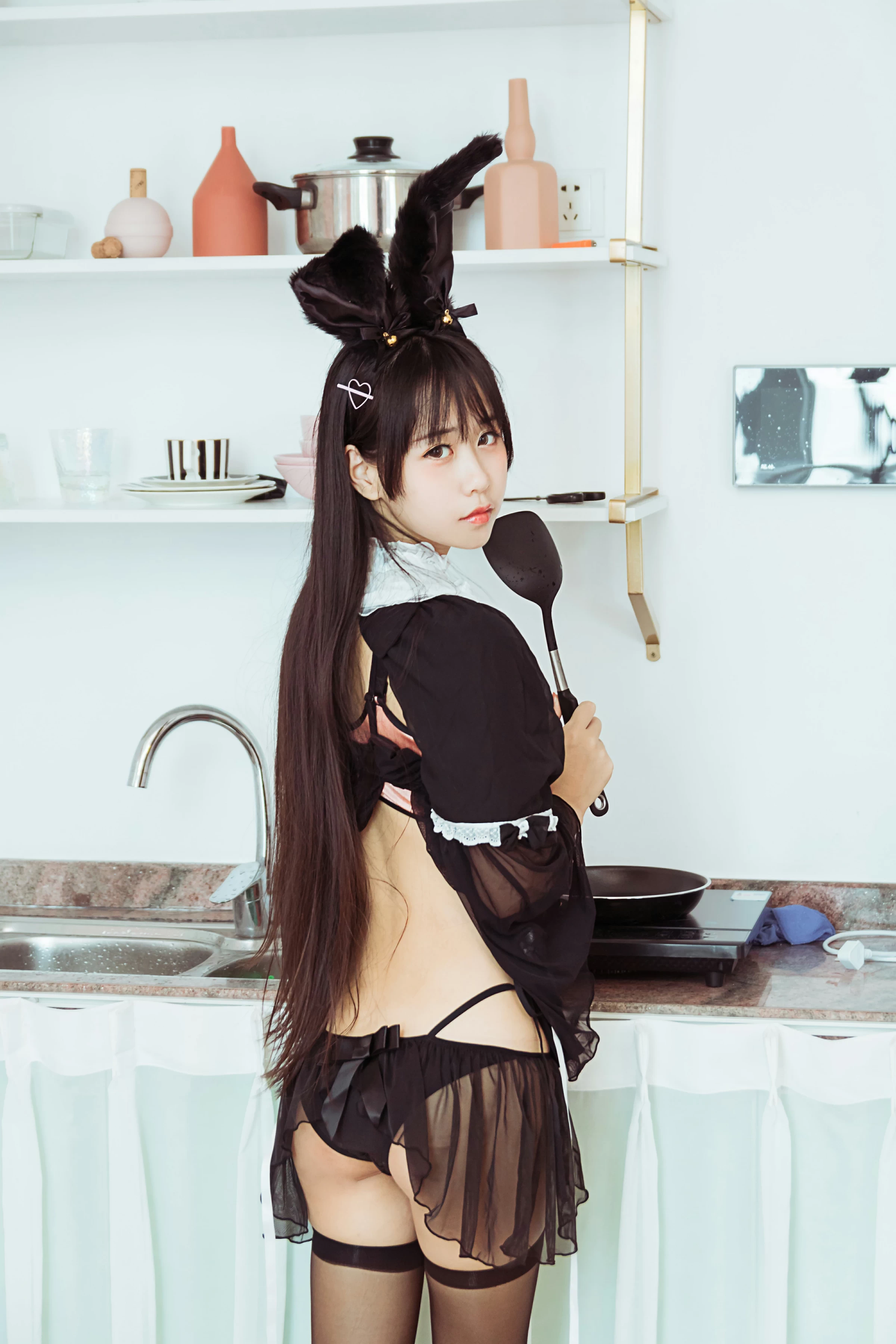 [YALAYI雅拉伊]NO.616 《今晚穿了女仆装》 甜酱吖 黑色情趣制服内衣加黑丝美腿性感私房写真集第3张