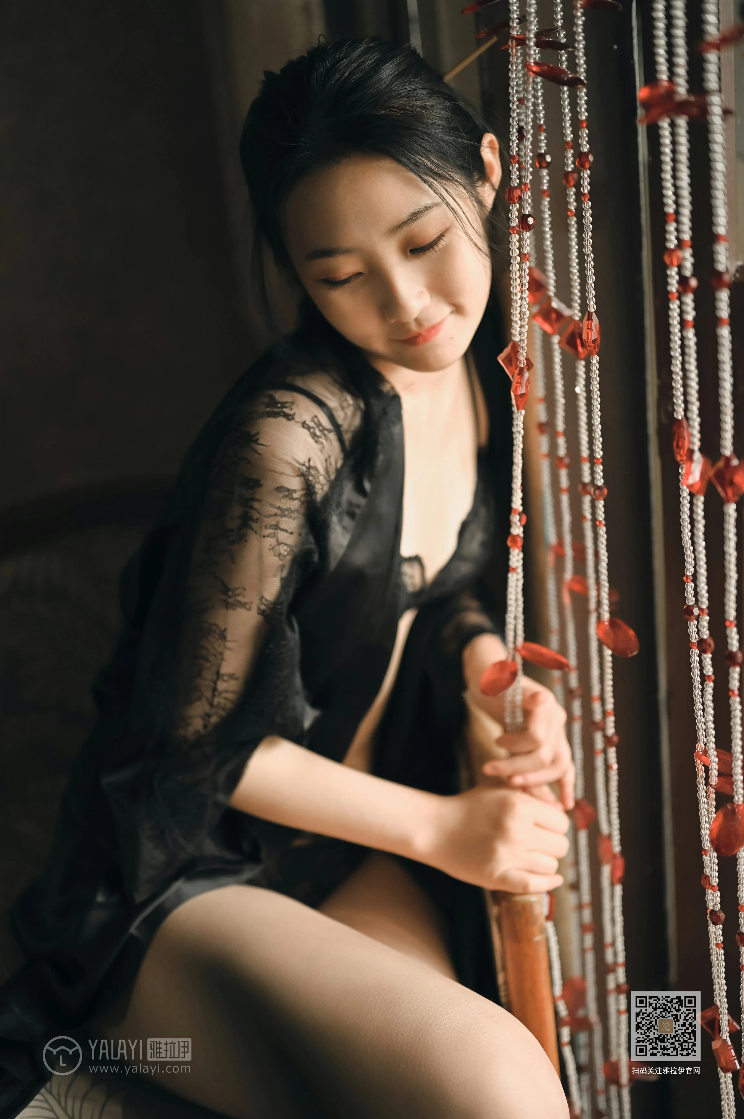 [YALAYI雅拉伊]NO.625 《静女》 沈伊 黑色真丝睡衣加蕾丝内衣性感私房写真集第9张