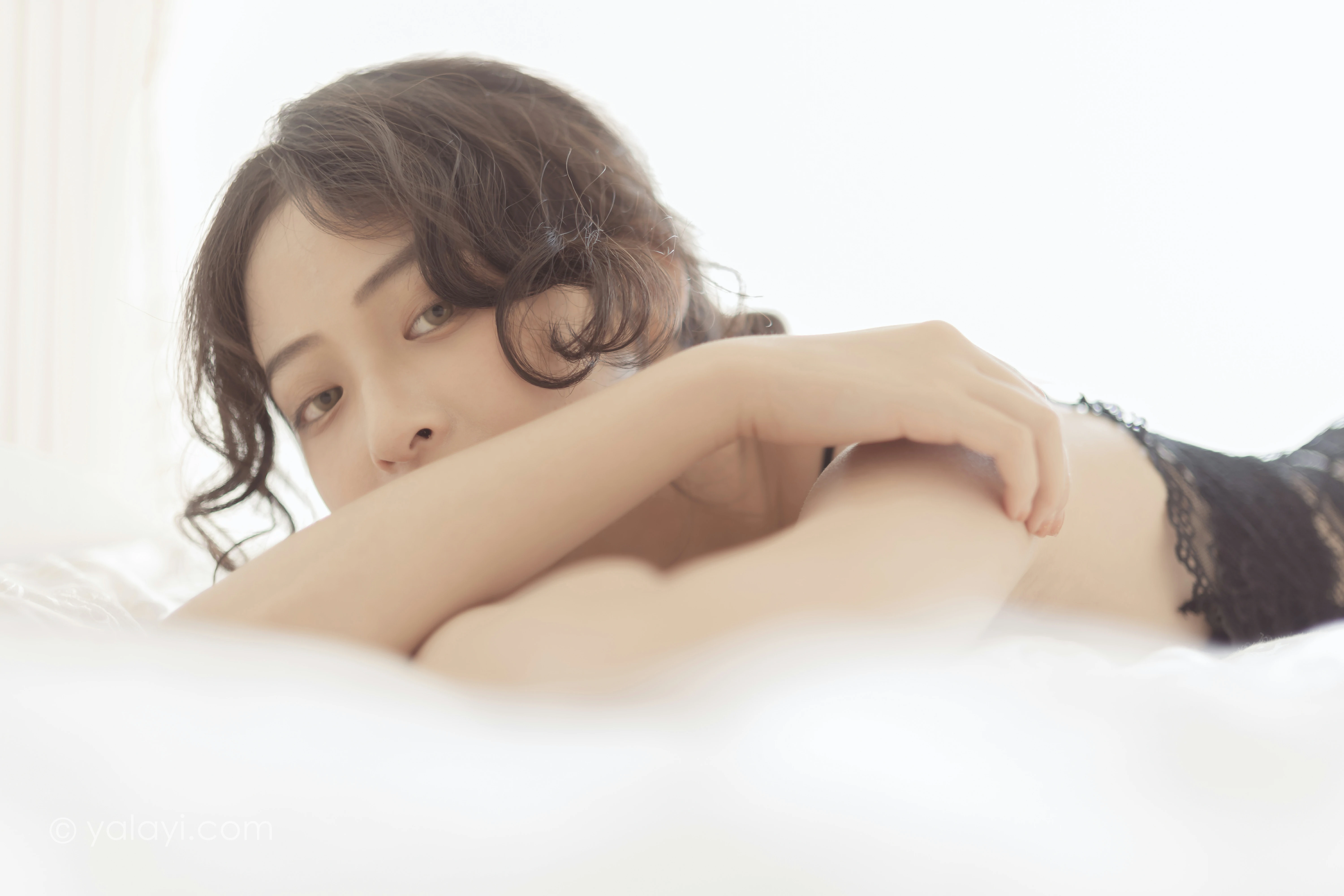 [YALAYI雅拉伊]NO.796 万人迷 西子 黑色蕾丝内衣加情趣渔网袜性感私房写真集第2张