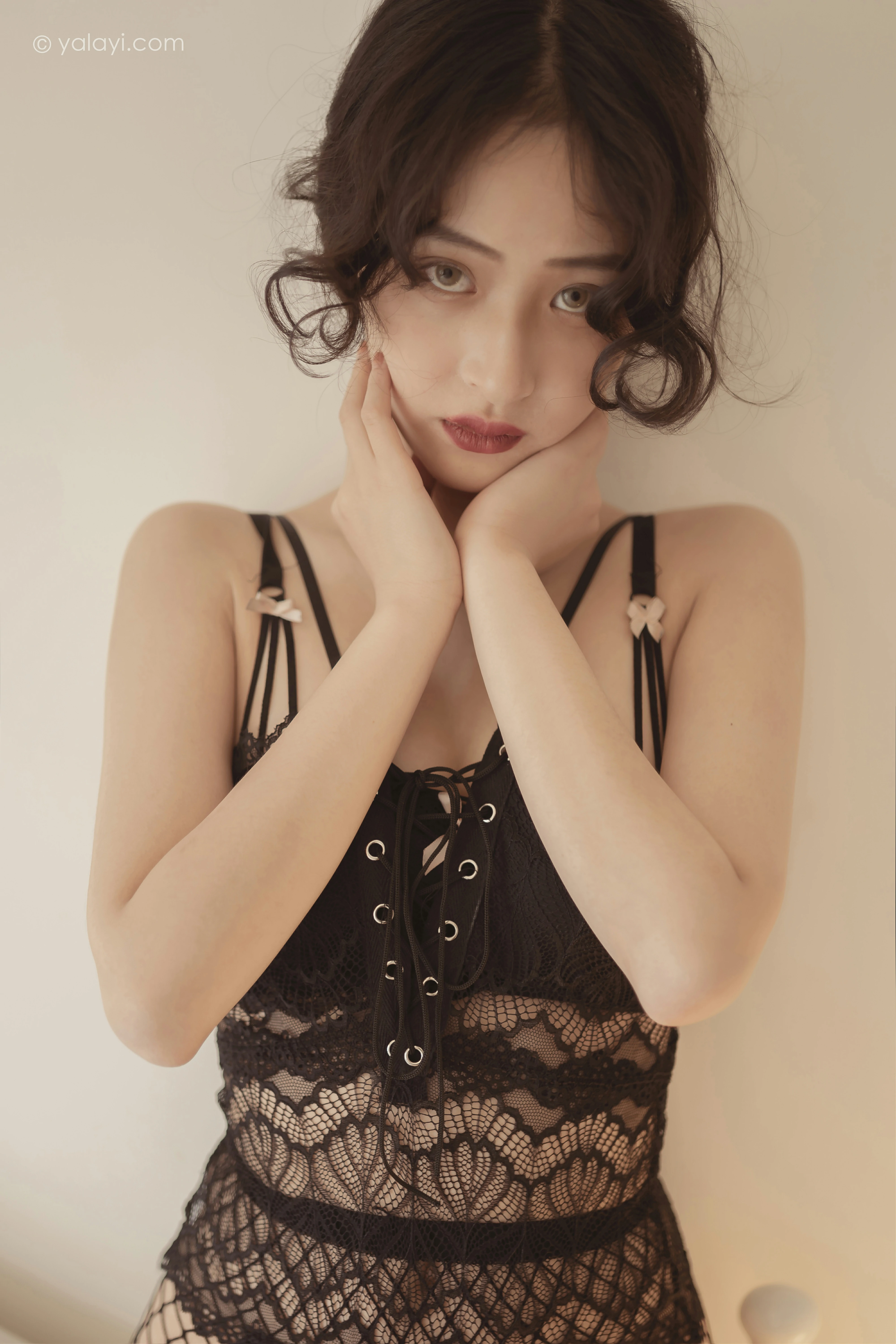 [YALAYI雅拉伊]NO.796 万人迷 西子 黑色蕾丝内衣加情趣渔网袜性感私房写真集第12张