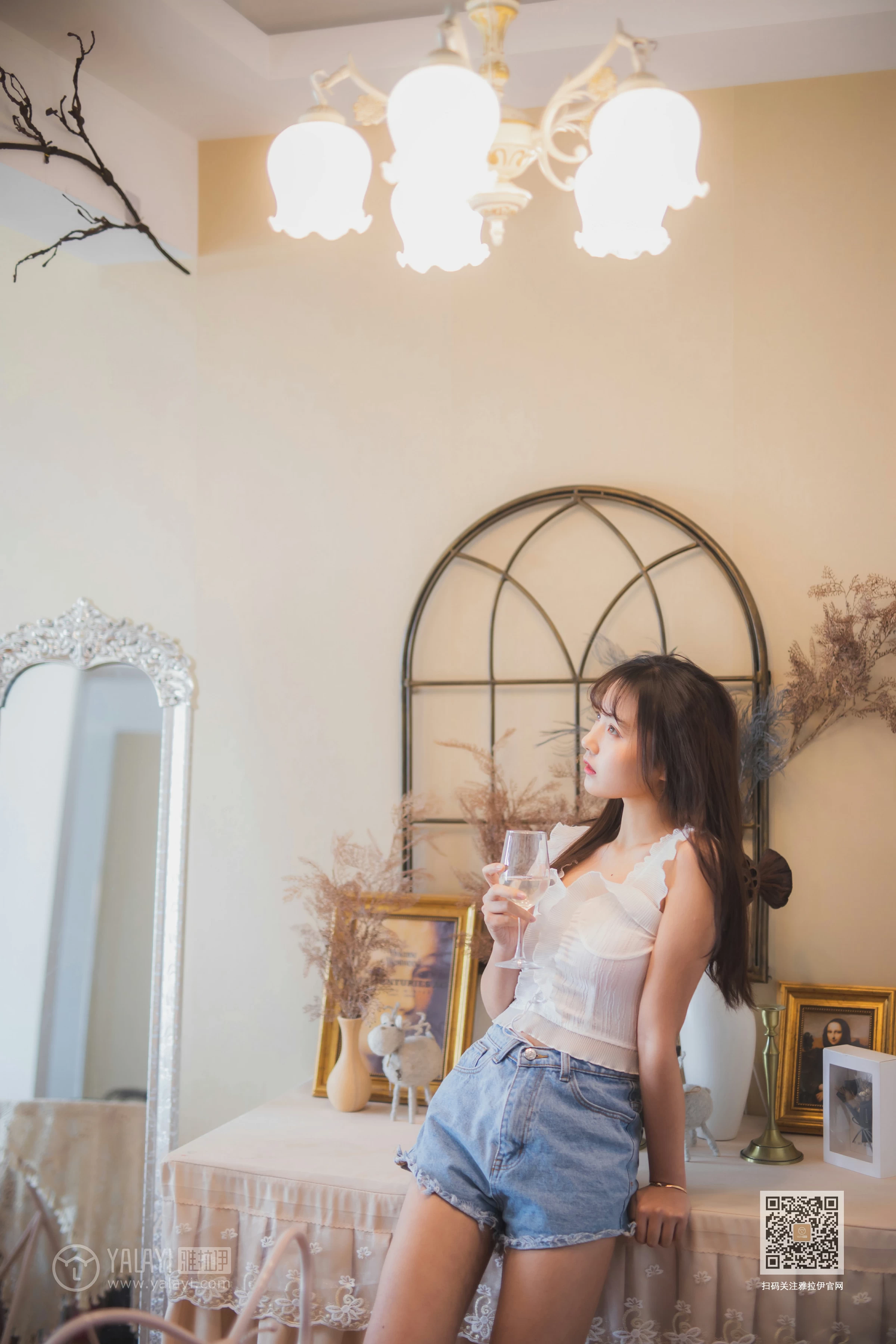 [YALAYI雅拉伊]NO.627 《试衣间》 唐芯 白色蕾丝背心加牛仔热裤性感私房写真集第2张
