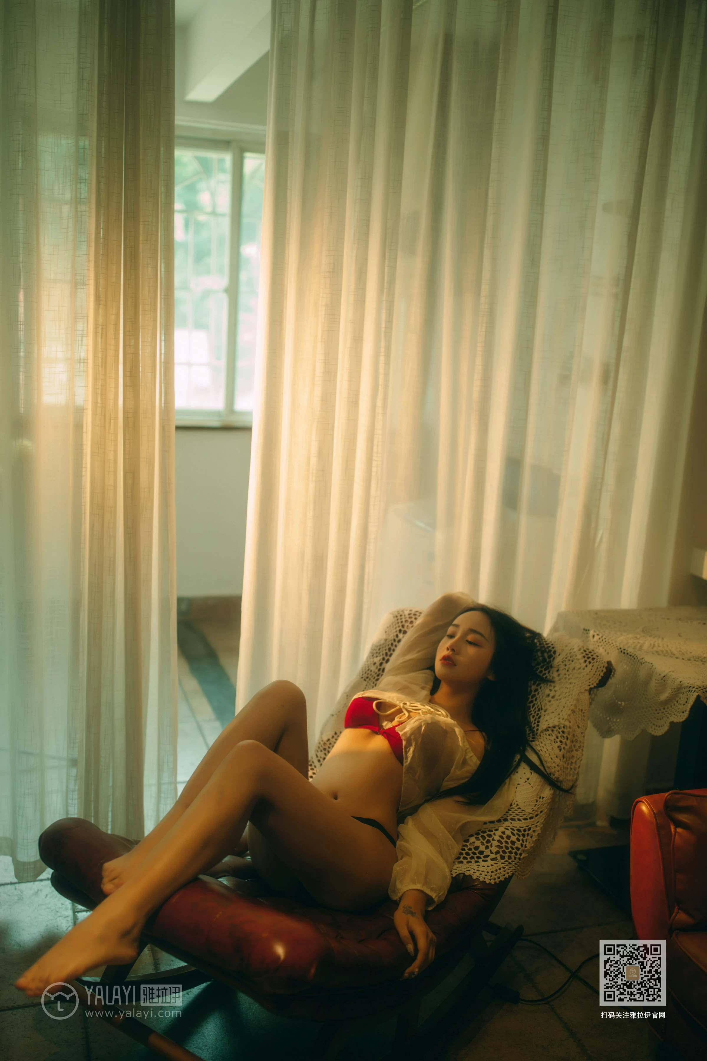 [YALAYI雅拉伊]NO.630 《华灯初上》 优优 白色透视衬衫加红色内衣性感私房写真集第5张