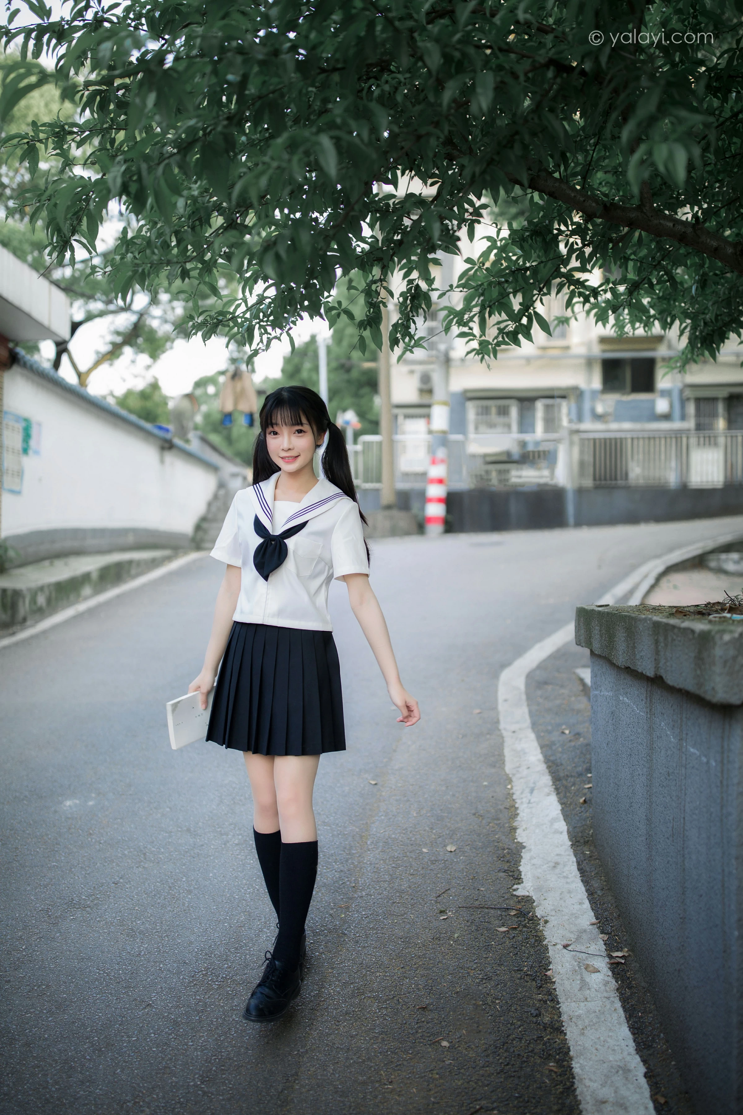 [YALAYI雅拉伊]NO.671 《放学一起走》 妙妙 JK水手制服与短裙加黑丝美腿写真第1张