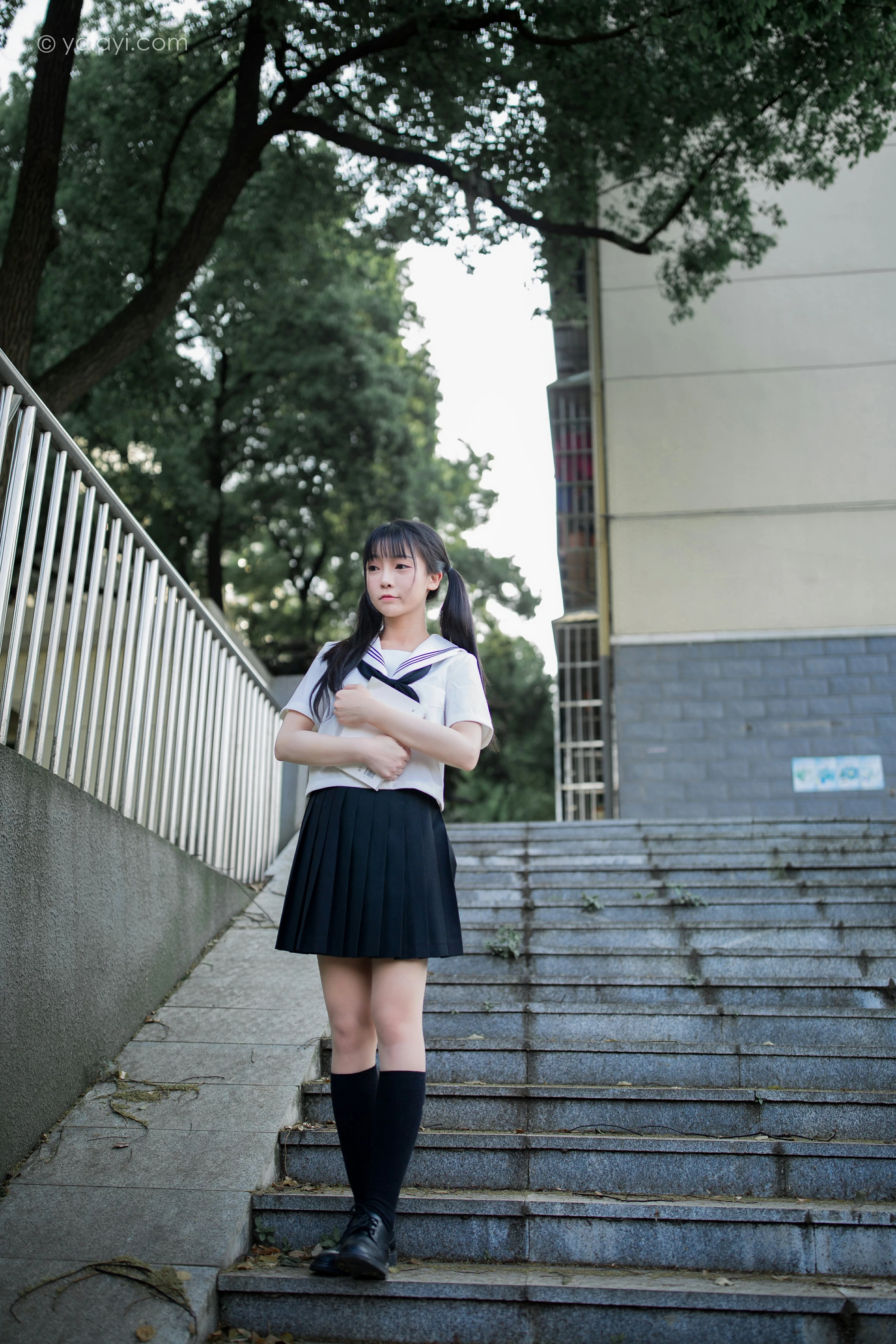 [YALAYI雅拉伊]NO.671 《放学一起走》 妙妙 JK水手制服与短裙加黑丝美腿写真第2张