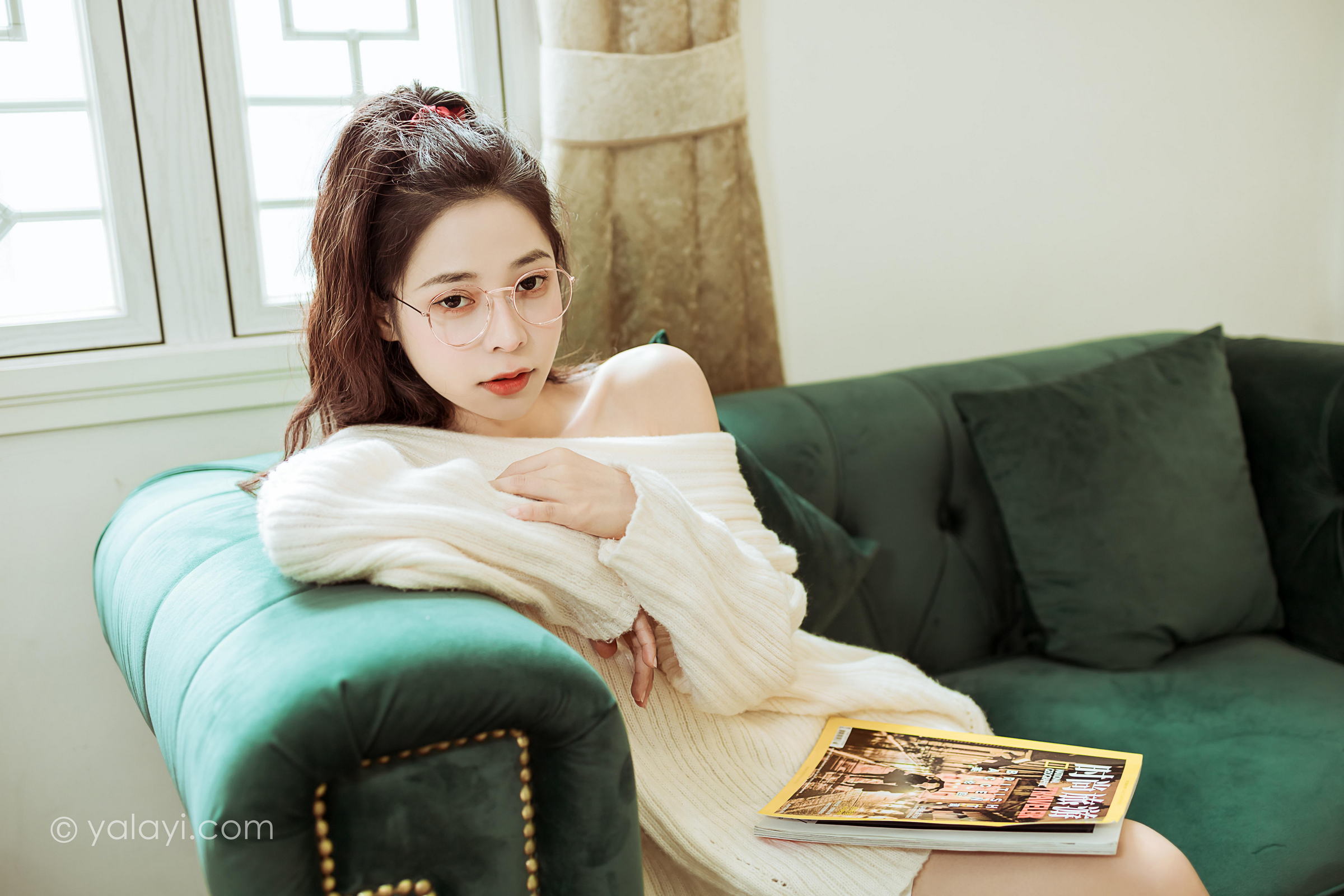 [YALAYI雅拉伊]2022.02.22 女友来探班 诗咏 白色抹胸上衣加白色长筒靴性感私房写真集第8张