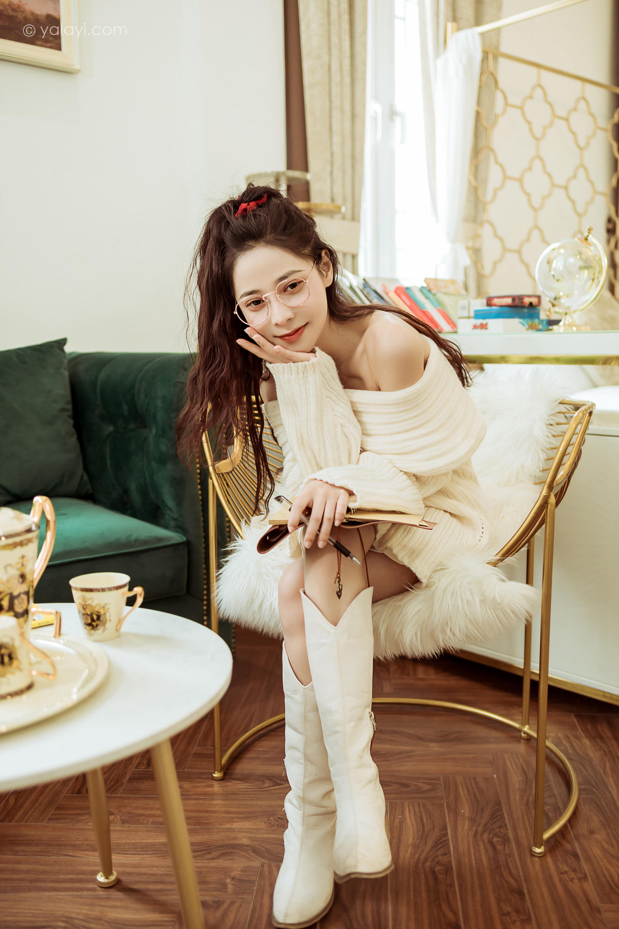 [YALAYI雅拉伊]2022.02.22 女友来探班 诗咏 白色抹胸上衣加白色长筒靴性感私房写真集第4张