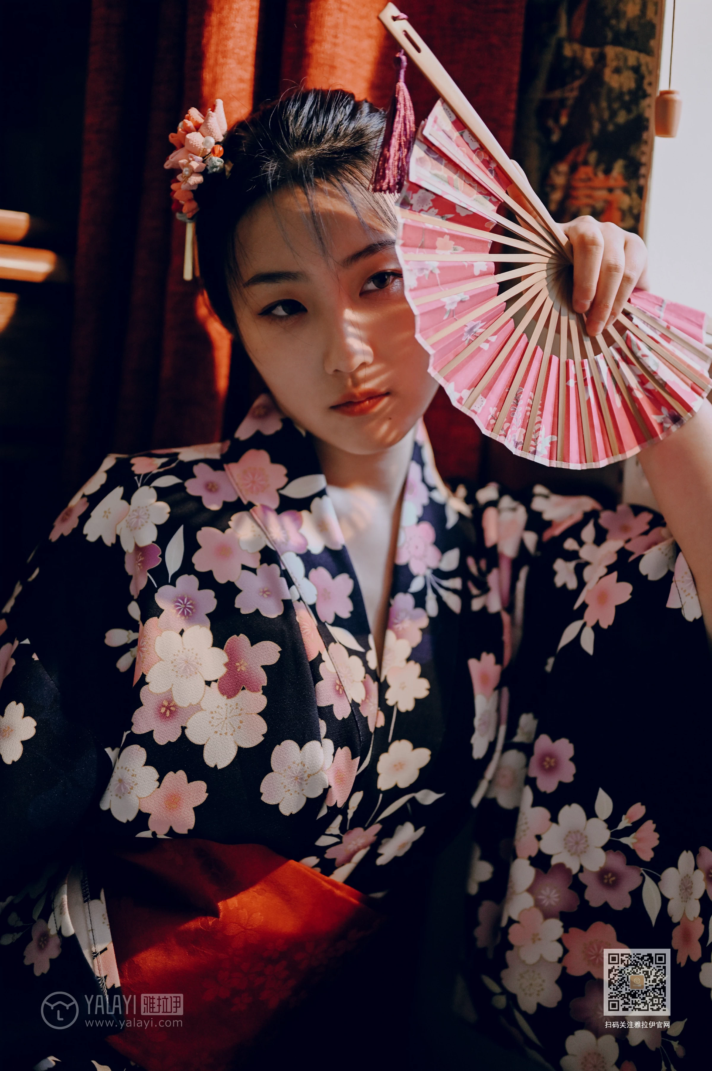 [YALAYI雅拉伊]NO.635 《和服少女》 沈伊 黑色和服加白色蕾丝内衣性感私房写真集第3张