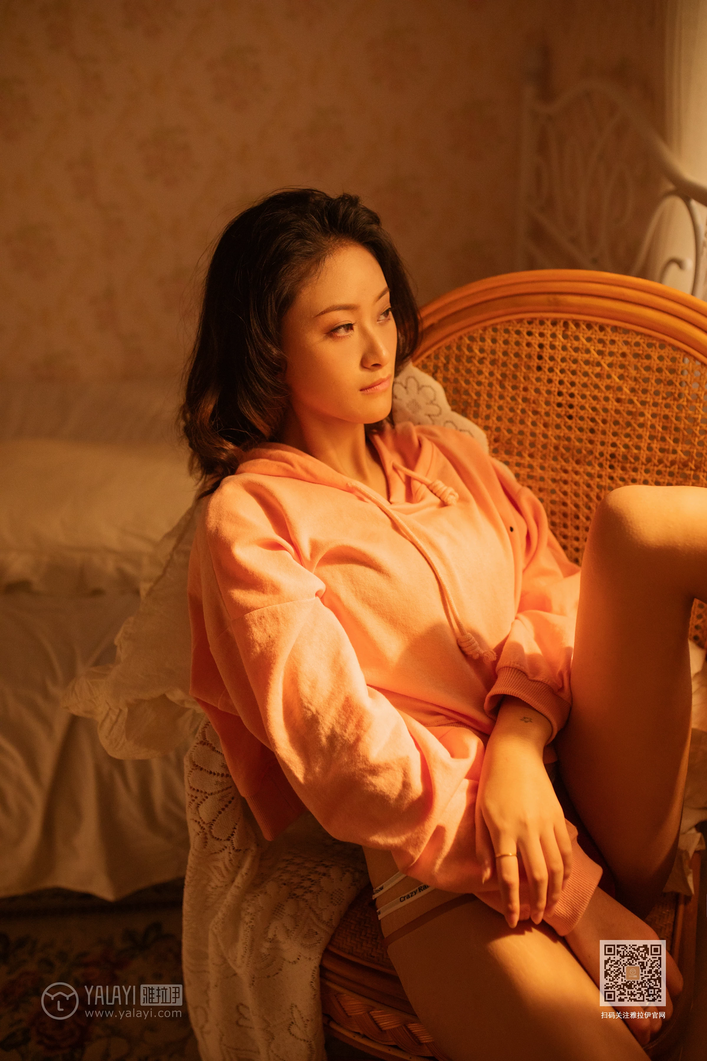 [YALAYI雅拉伊]NO.639 《慵懒小女人》 丁媛 红色卫衣居家性感私房写真集第14张
