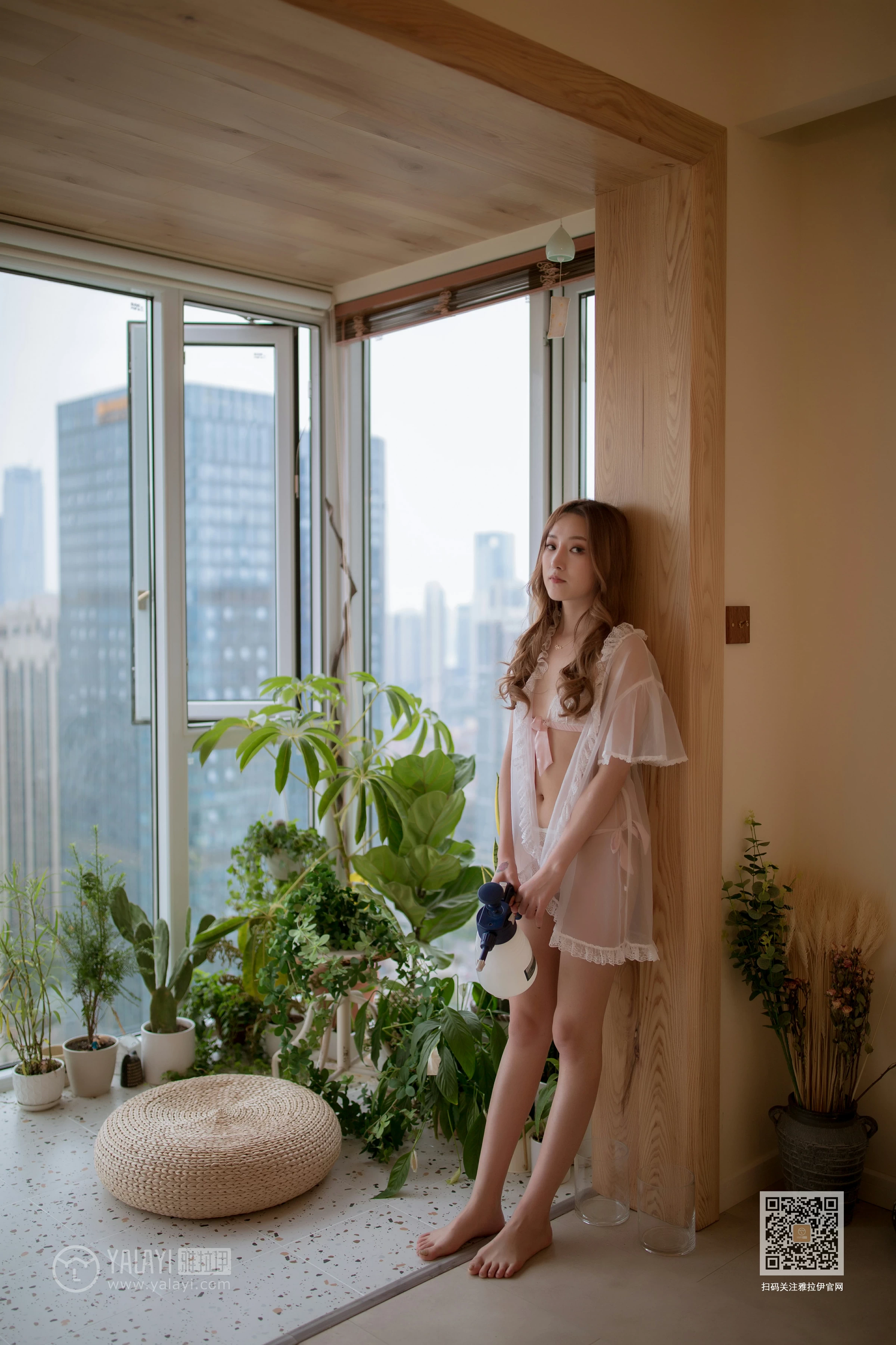 [YALAYI雅拉伊]NO.651 《从花园到闺房》 上官莹莹 白色透视睡衣加情趣内衣性感私房写真集第7张