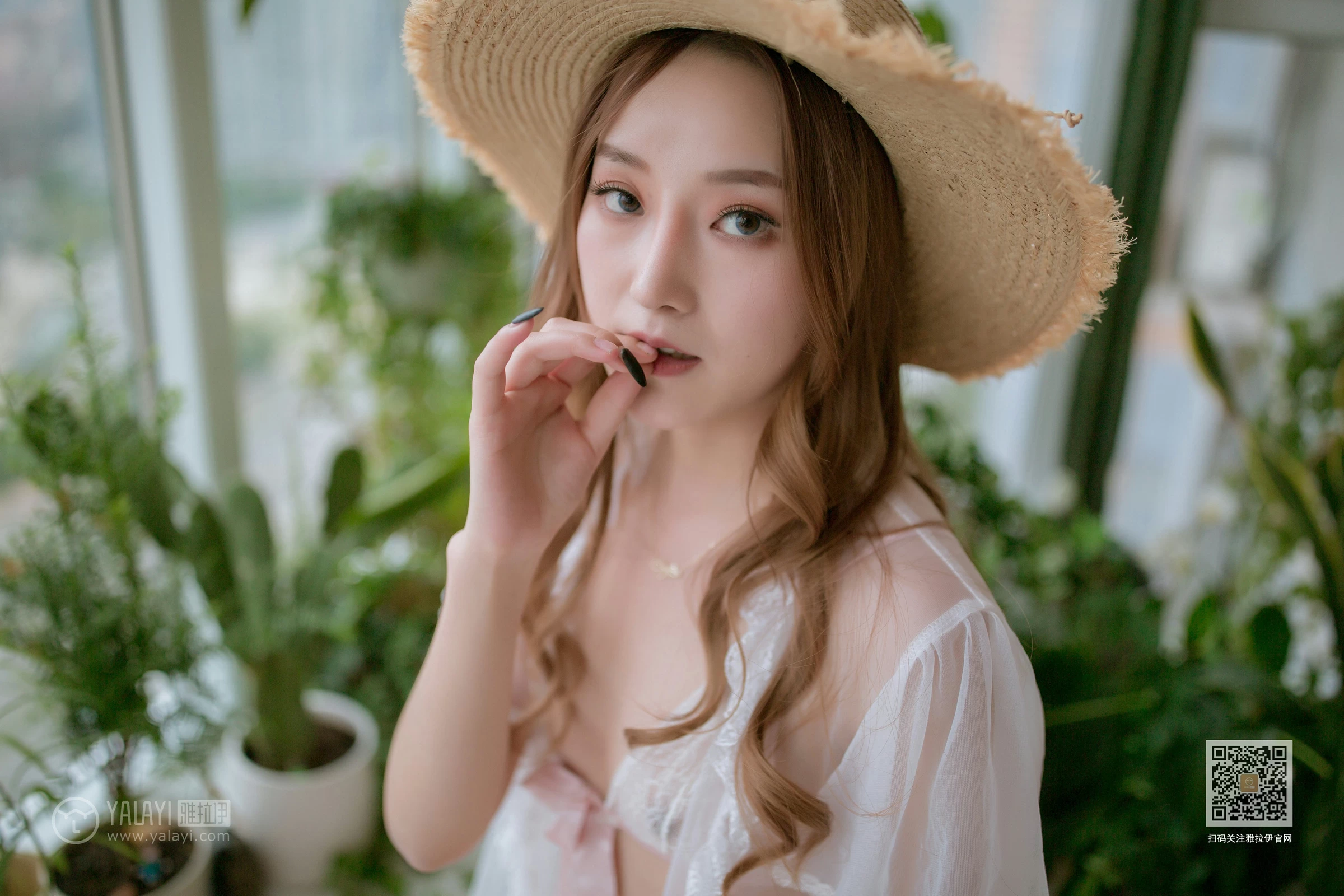 [YALAYI雅拉伊]NO.651 《从花园到闺房》 上官莹莹 白色透视睡衣加情趣内衣性感私房写真集第22张