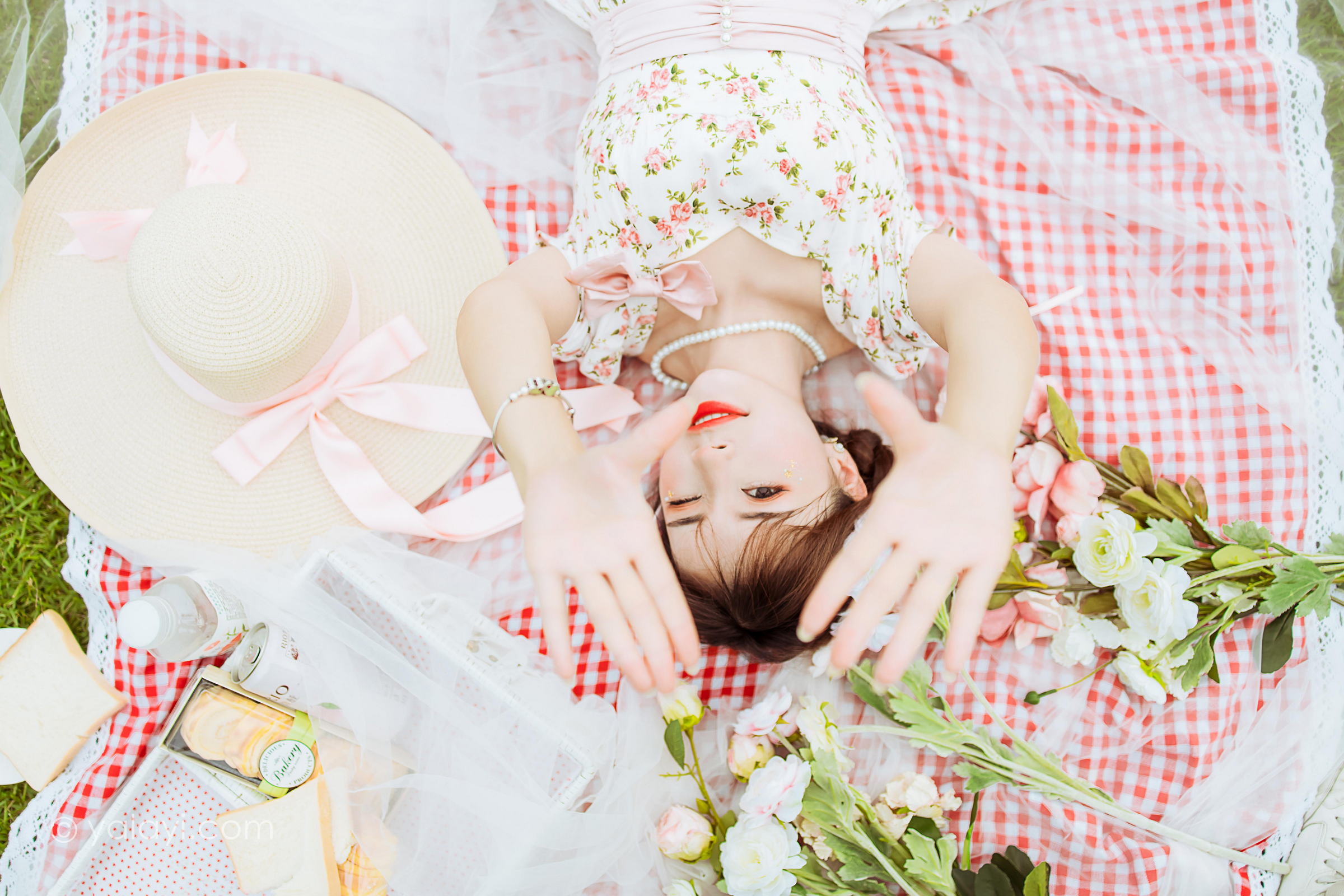 [YALAYI雅拉伊]2022.09.15 告白 程小蝶 白色复古连衣裙加白色绵袜清纯写真集第11张