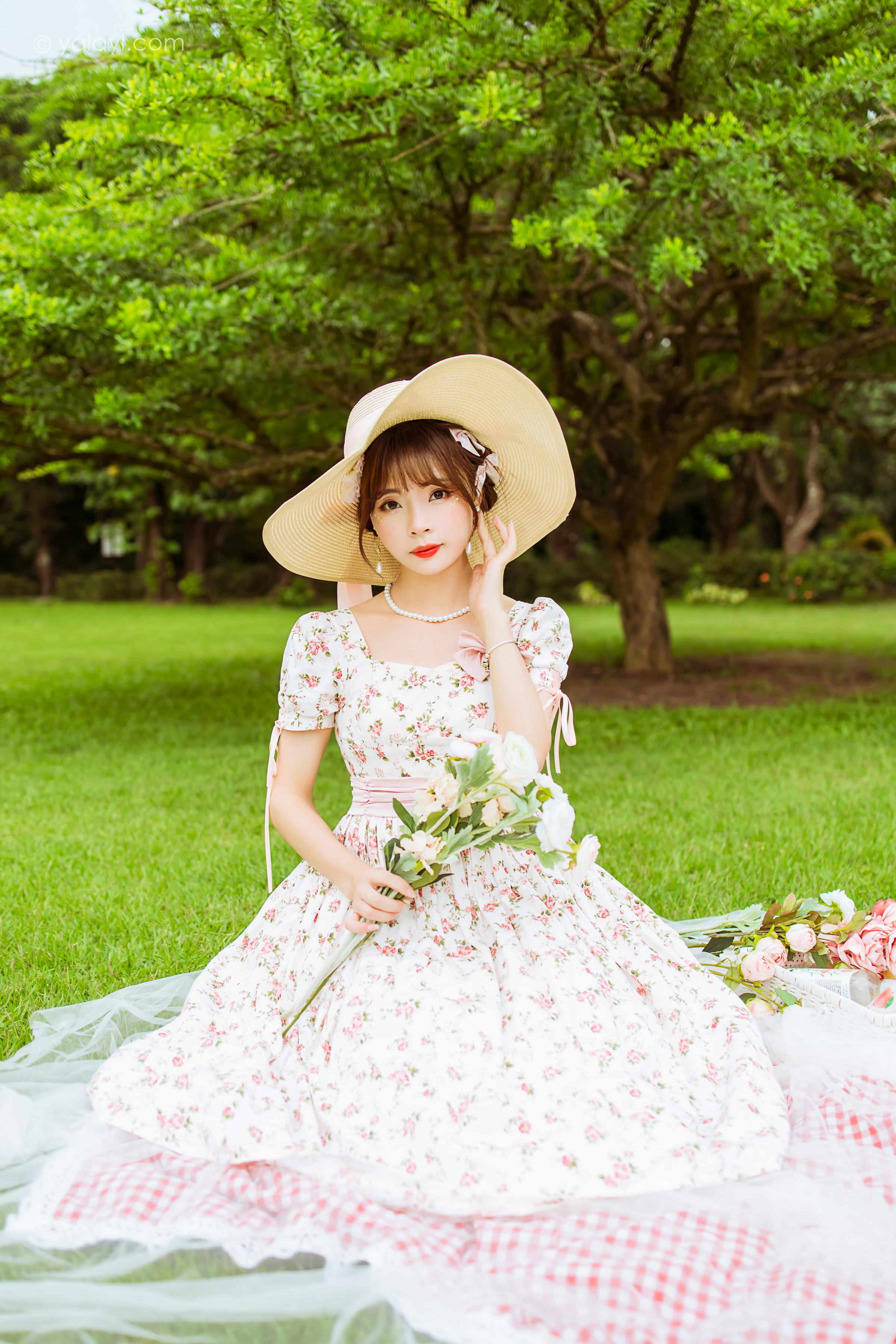 [YALAYI雅拉伊]2022.09.15 告白 程小蝶 白色复古连衣裙加白色绵袜清纯写真集第2张