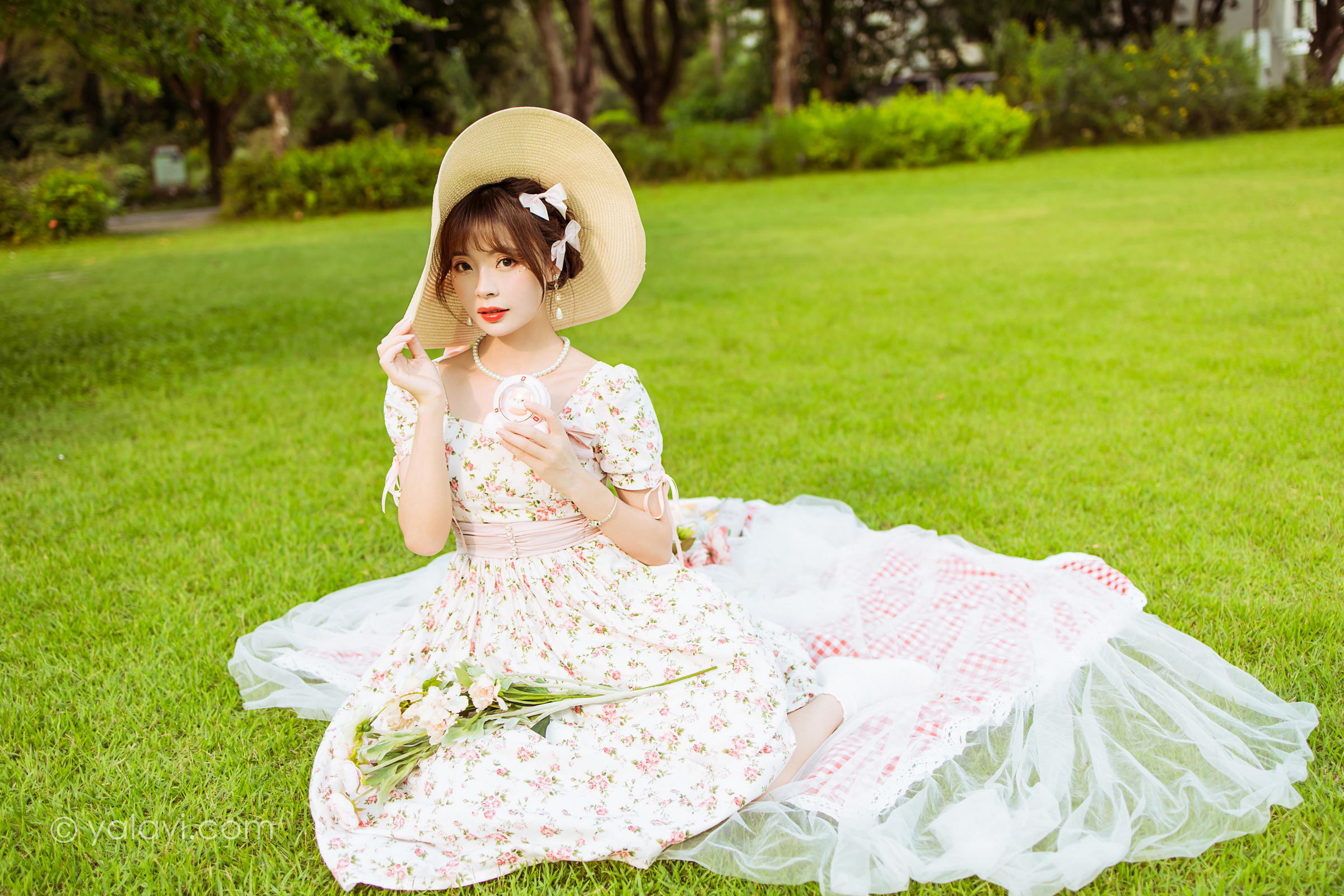 [YALAYI雅拉伊]2022.09.15 告白 程小蝶 白色复古连衣裙加白色绵袜清纯写真集第1张