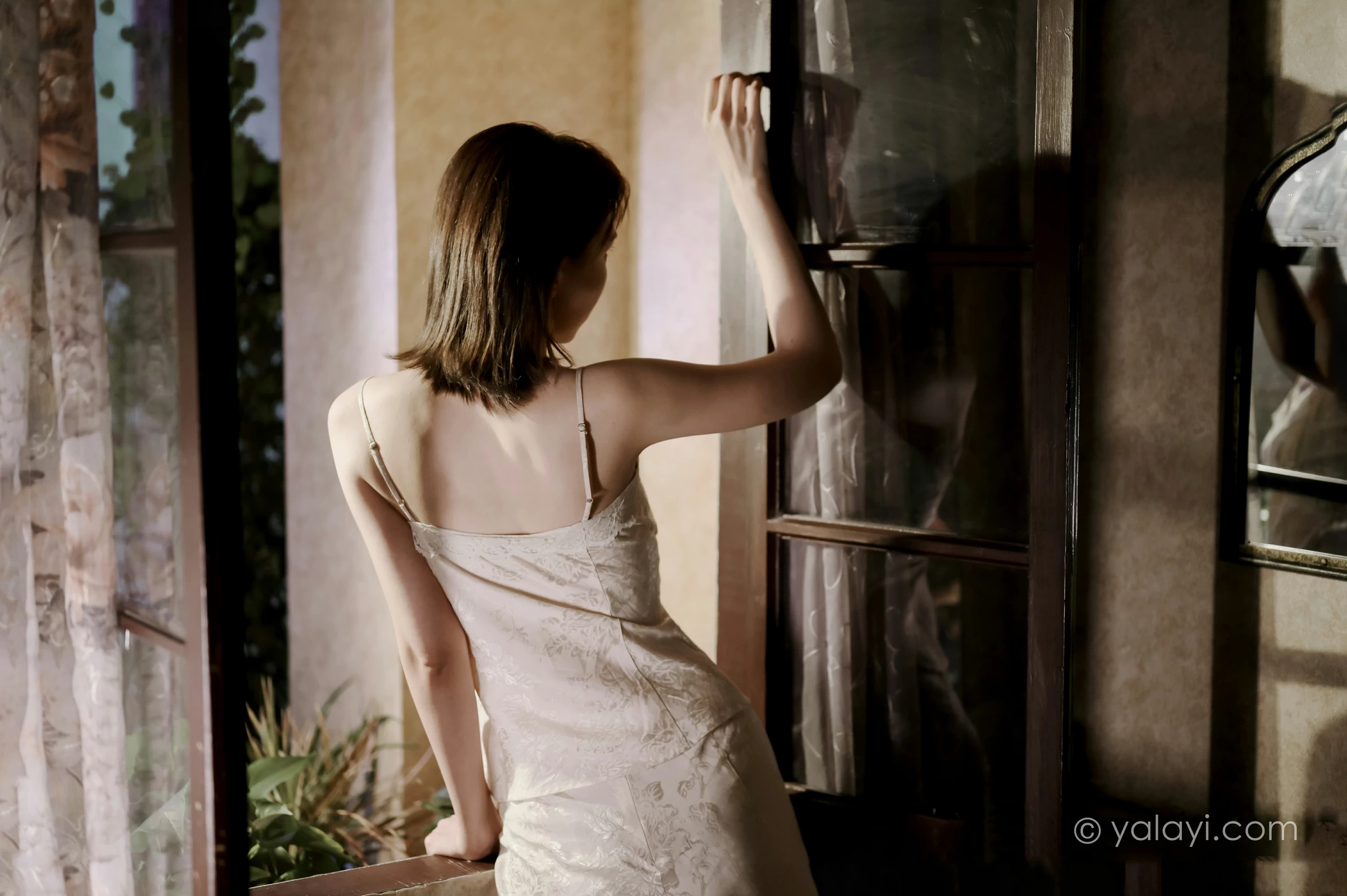 [YALAYI雅拉伊]NO.699 《长相思》 妍妍 白色吊带连衣裙居家私房写真集第12张