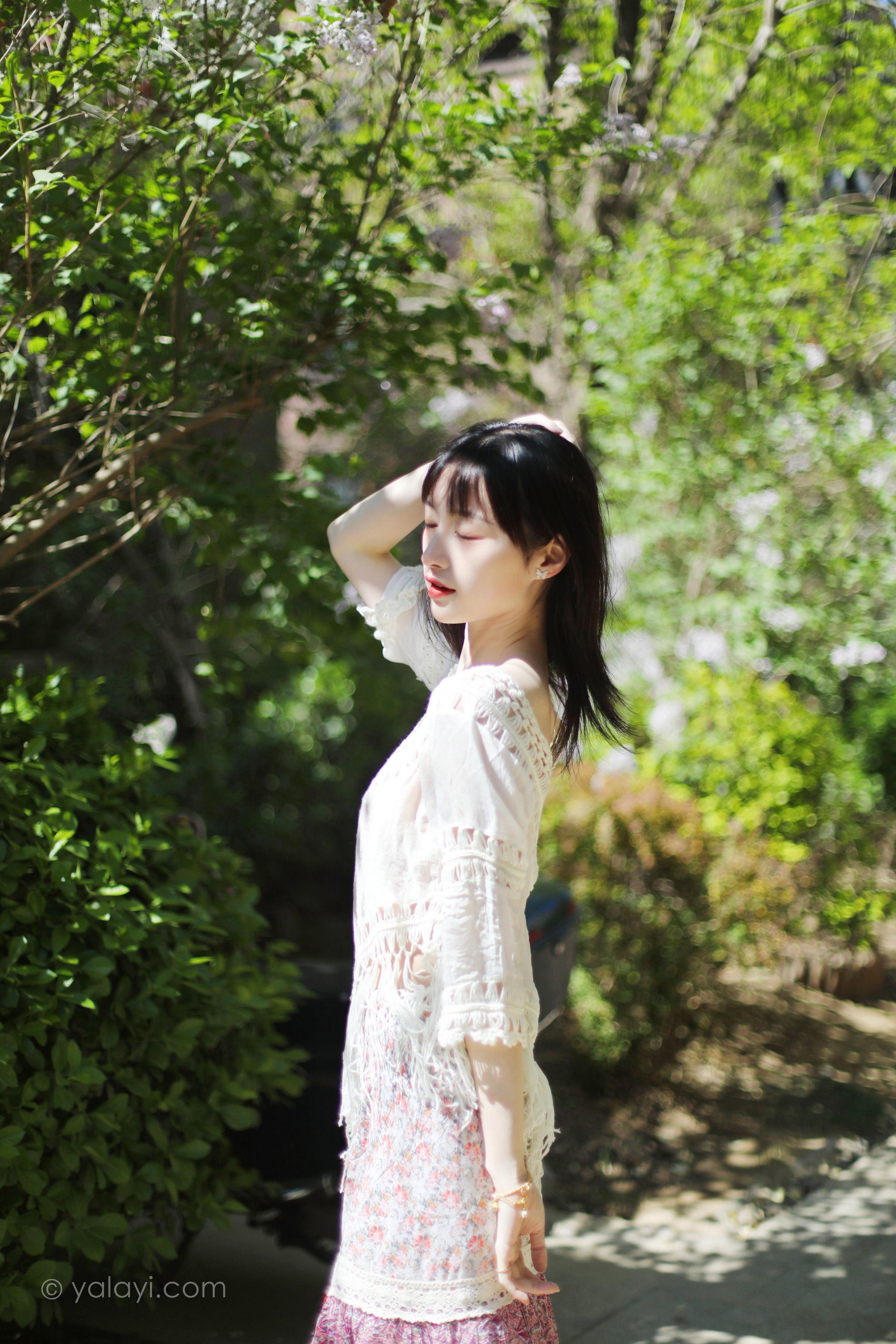 [YALAYI雅拉伊]2022.09.22 光晕 京京 白色镂空连衣裙加粉色长裙清纯写真集第1张