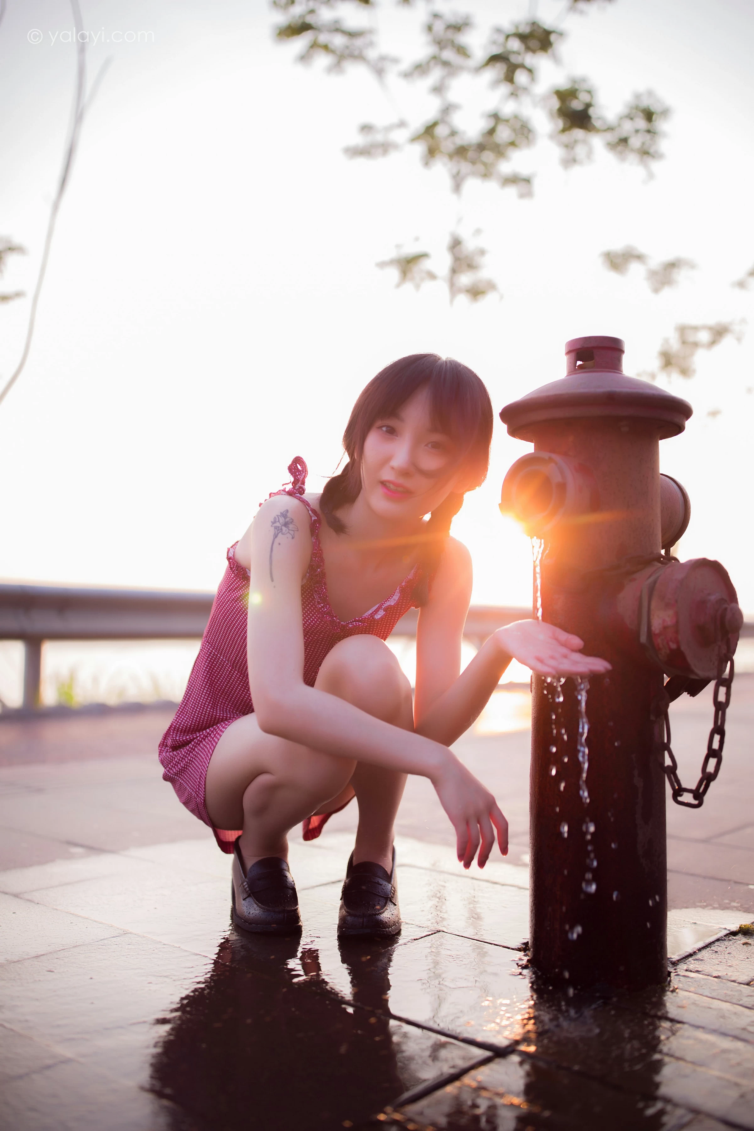 [YALAYI雅拉伊]NO.700 《杨柳岸》 周周 红色吊带连衣裙写真第2张