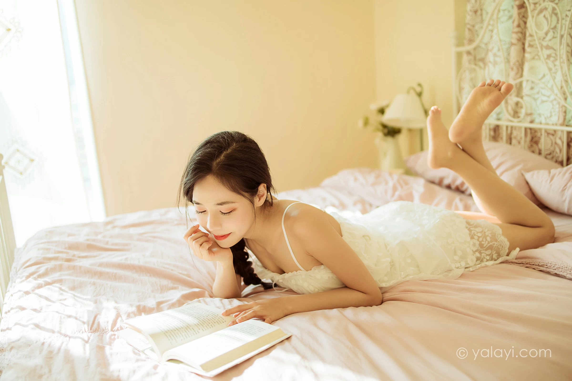 [YALAYI雅拉伊]2022.01.21 有一点生气 诗咏 白色吊带连衣裙性感写真集第3张