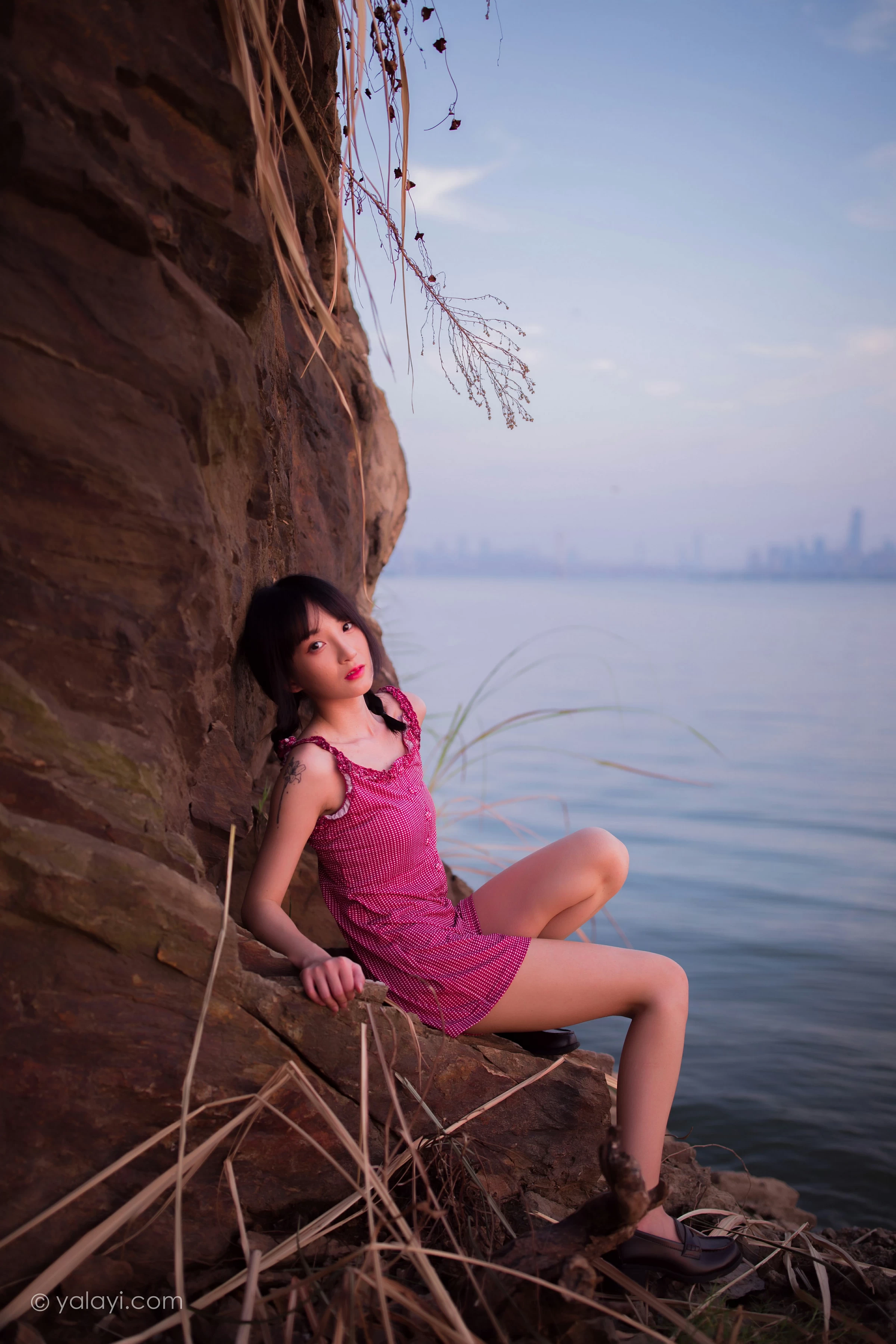 [YALAYI雅拉伊]NO.700 《杨柳岸》 周周 红色吊带连衣裙写真第10张