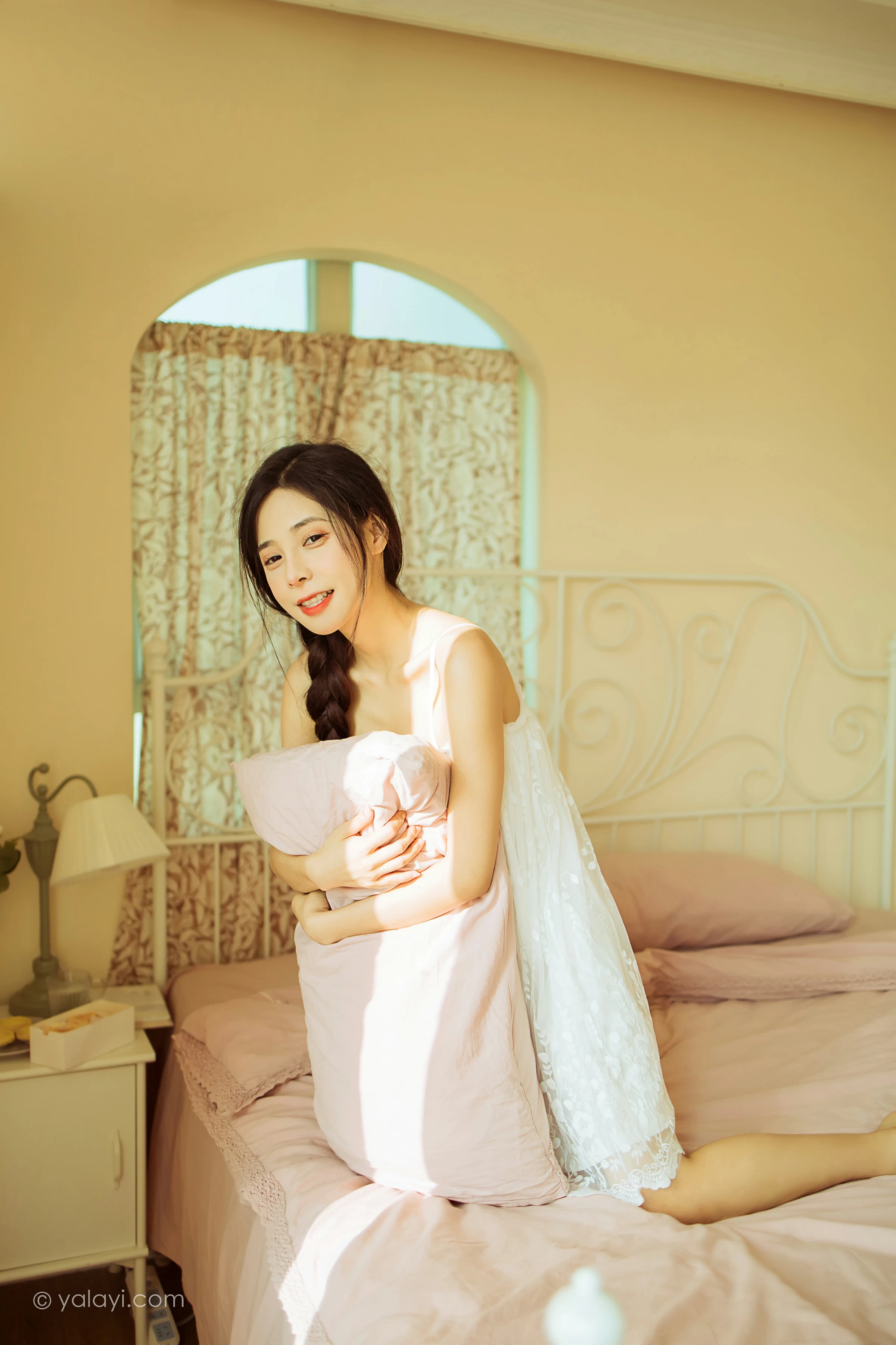 [YALAYI雅拉伊]2022.01.21 有一点生气 诗咏 白色吊带连衣裙性感写真集第7张