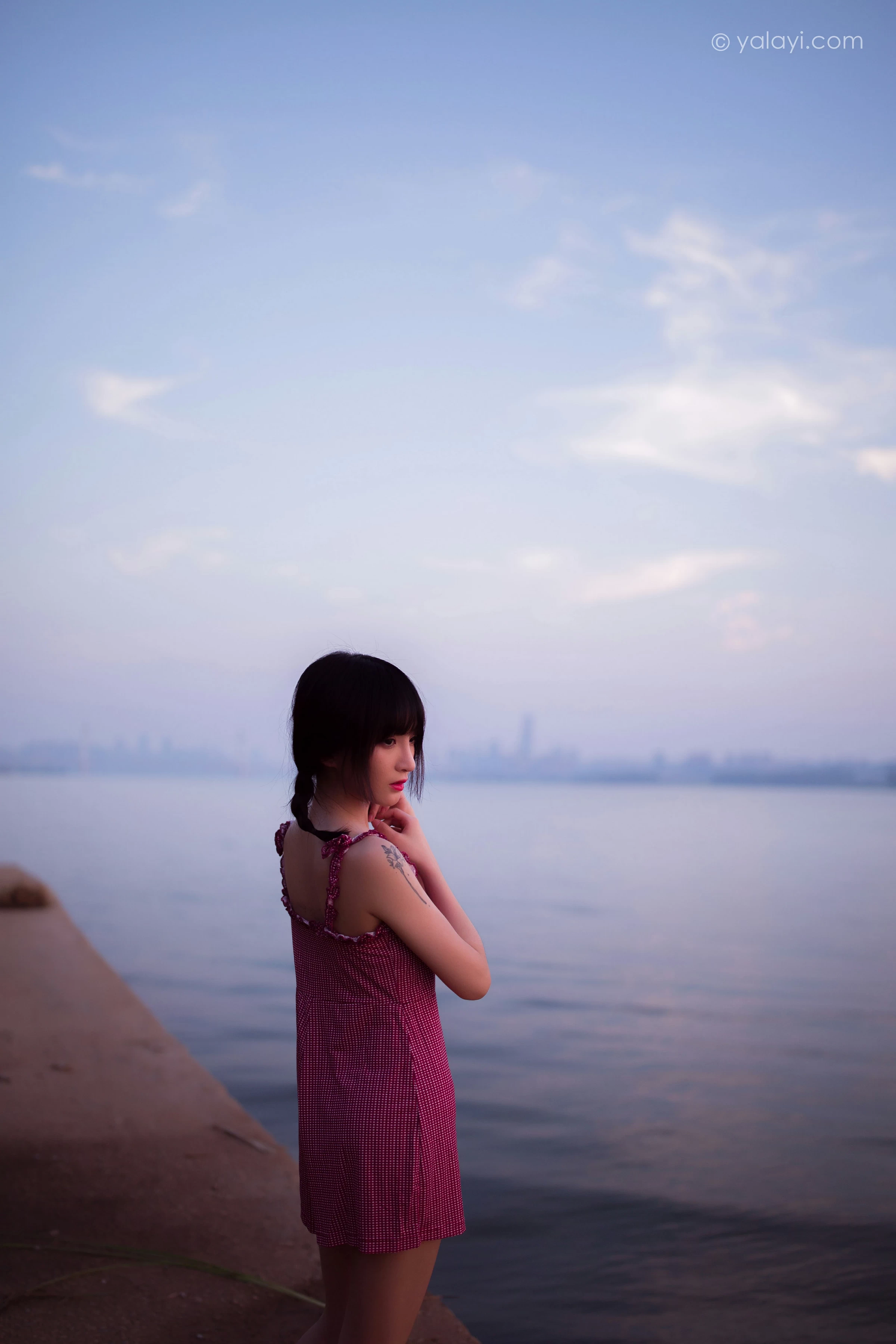 [YALAYI雅拉伊]NO.700 《杨柳岸》 周周 红色吊带连衣裙写真第11张